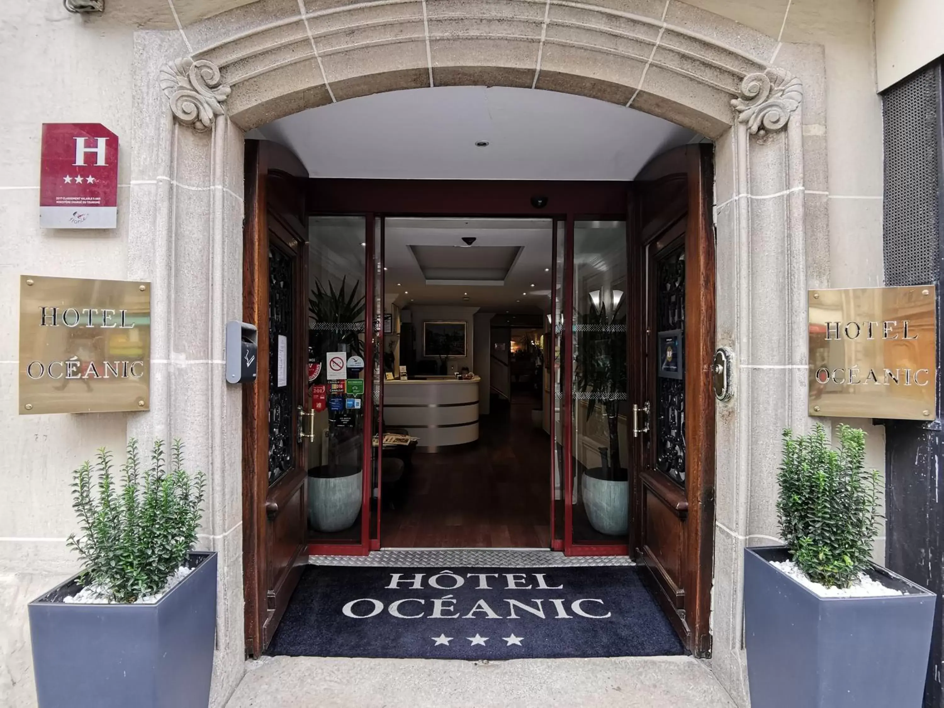 Facade/Entrance in Hôtel Océanic - Grands Magasins