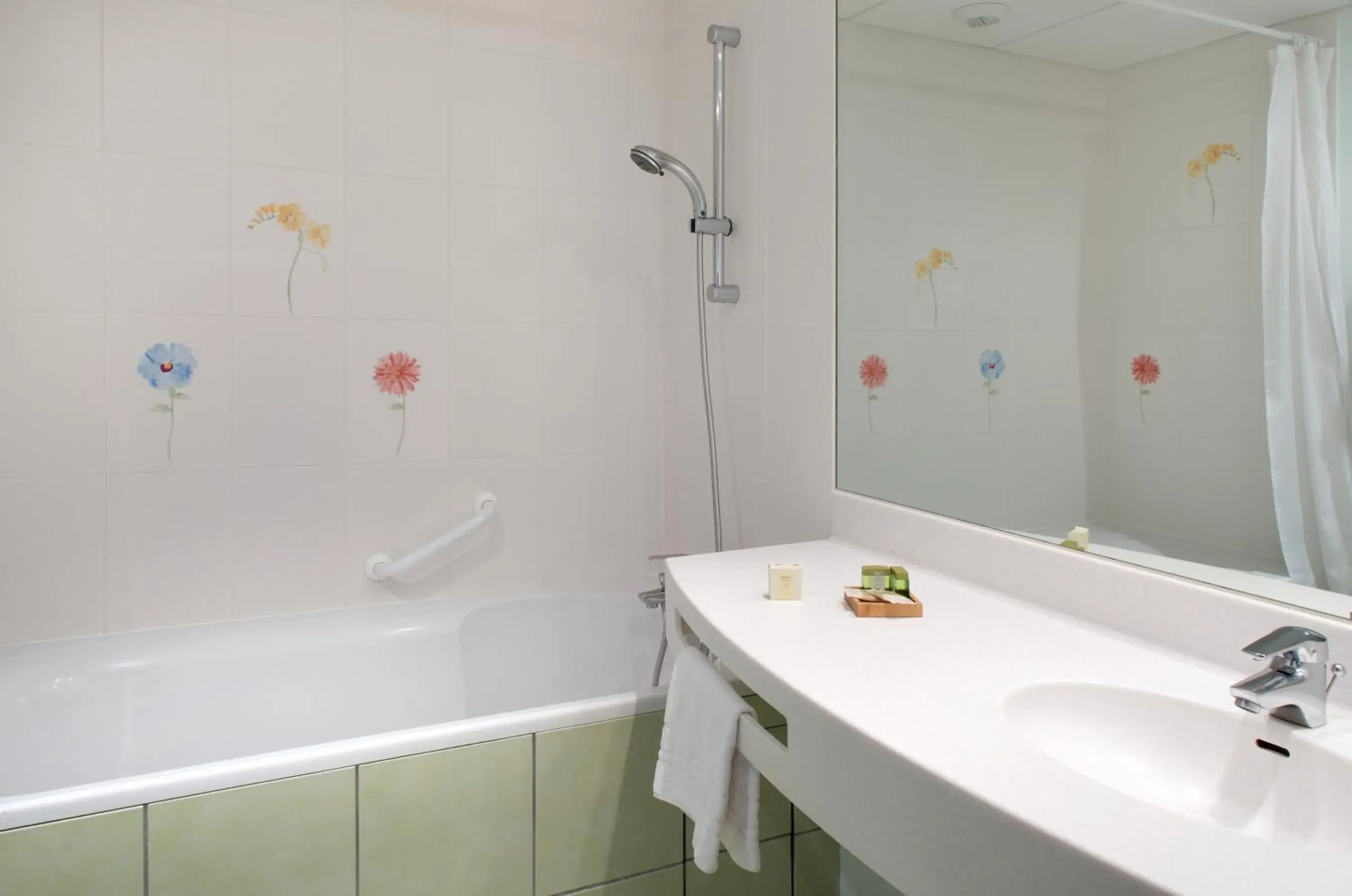 Bathroom in The Originals Boutique, Hotel Le Pariou, Issoire (Qualys-Hotel)