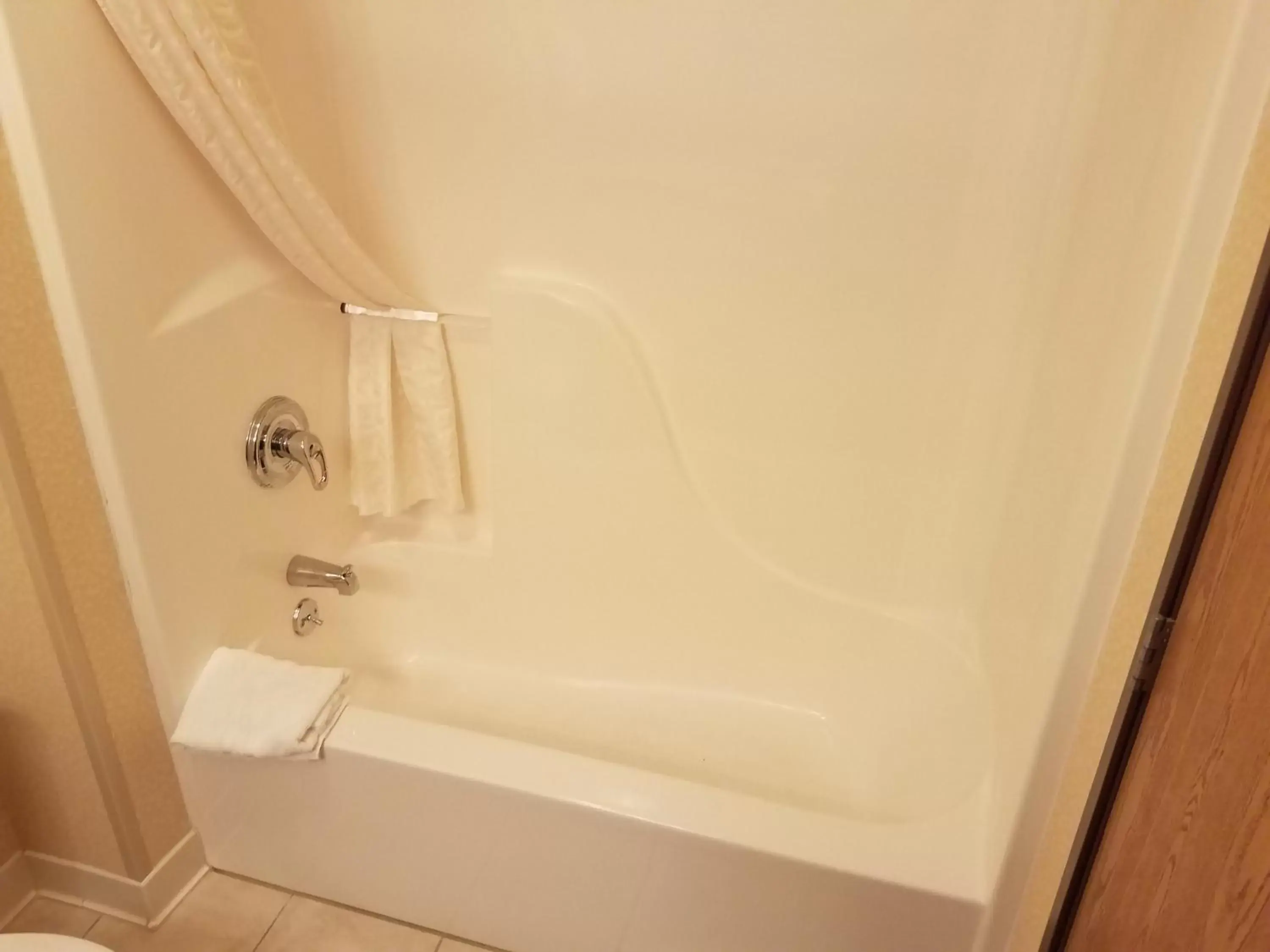 Shower, Bathroom in Oak Hill Inn & Suites