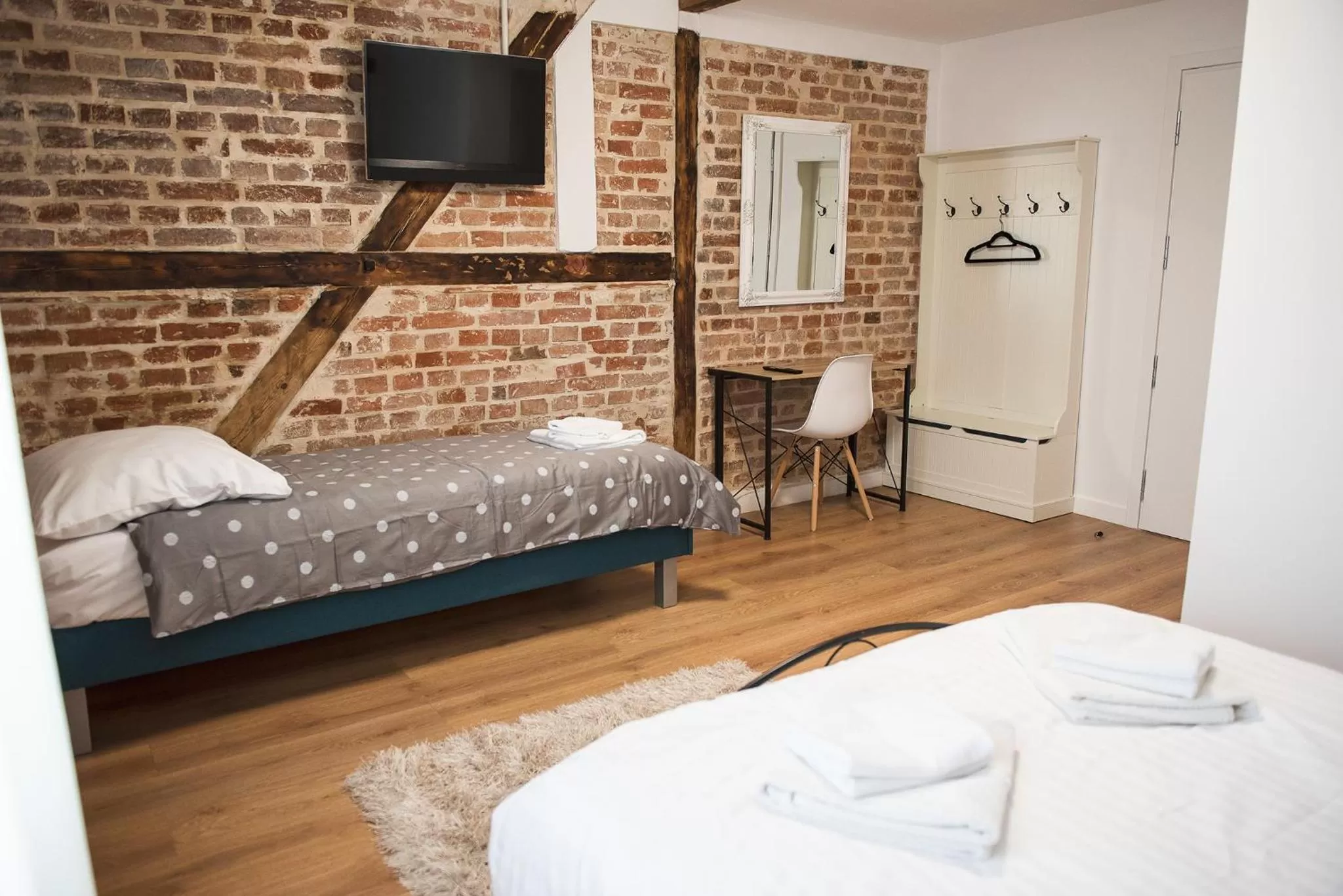 Photo of the whole room, Bed in Leon's Rooms