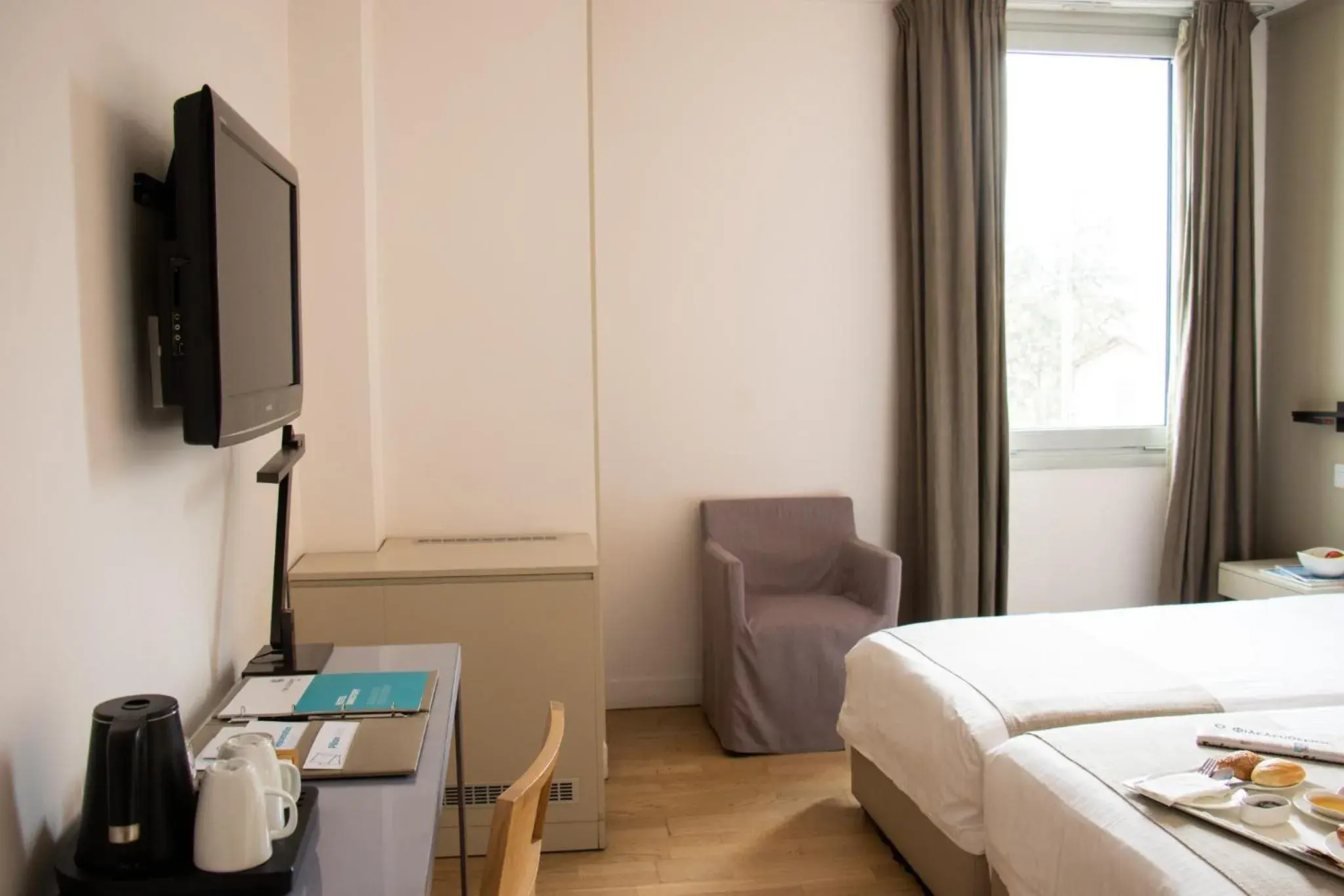 Bedroom, TV/Entertainment Center in The Classic Hotel