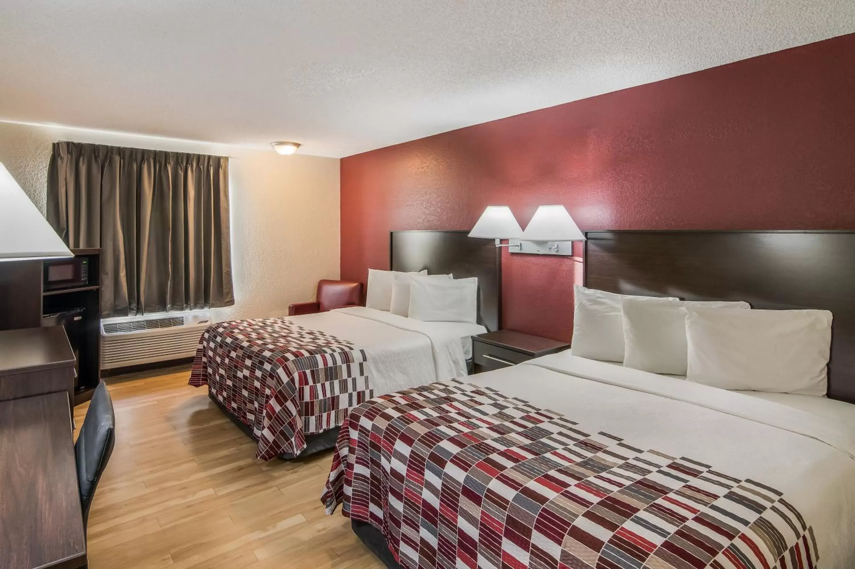 Photo of the whole room, Bed in Red Roof Inn & Suites Pensacola East - Milton
