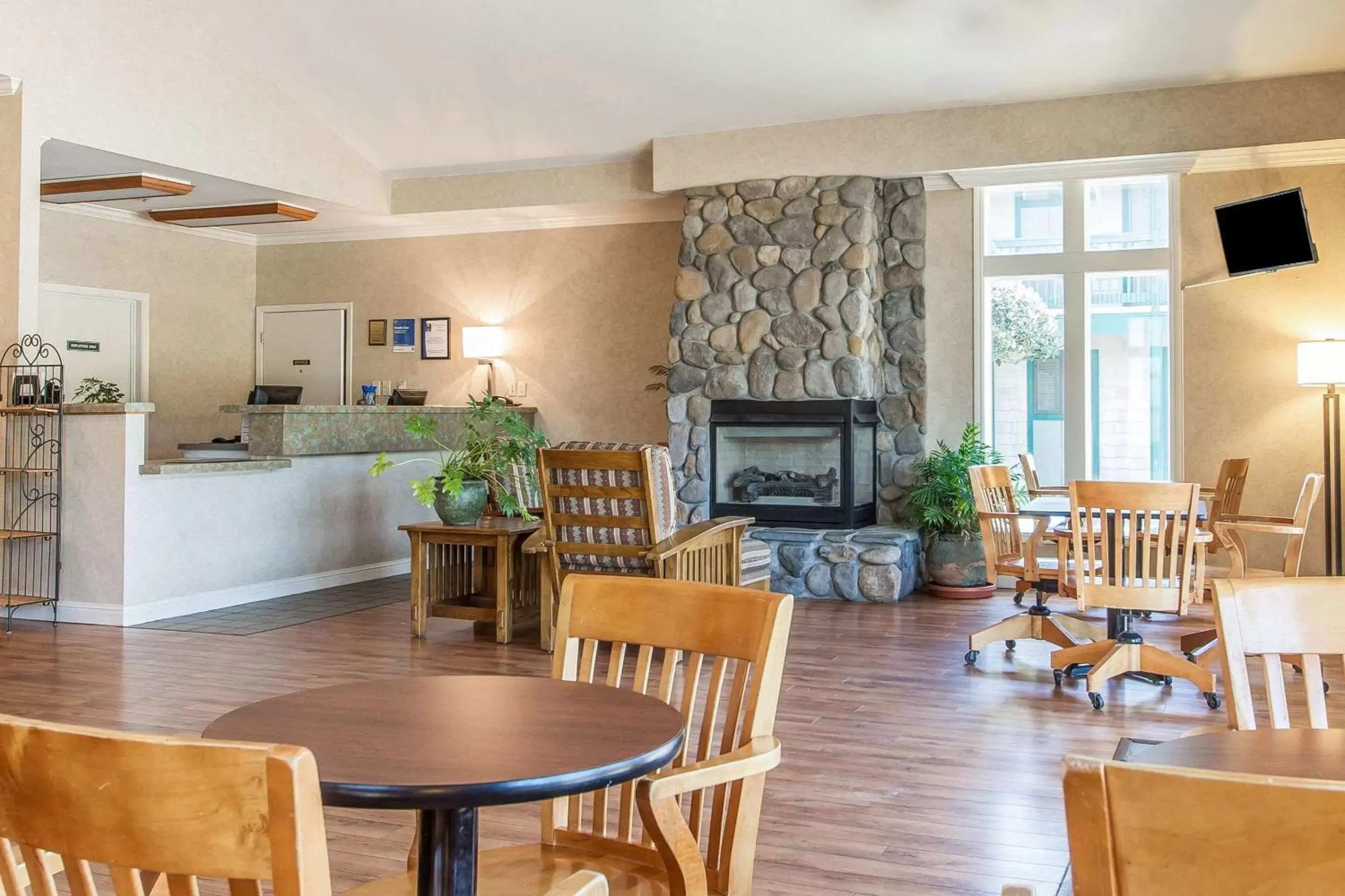 Lobby or reception, Restaurant/Places to Eat in Quality Inn Half Moon Bay - Miramar Beach