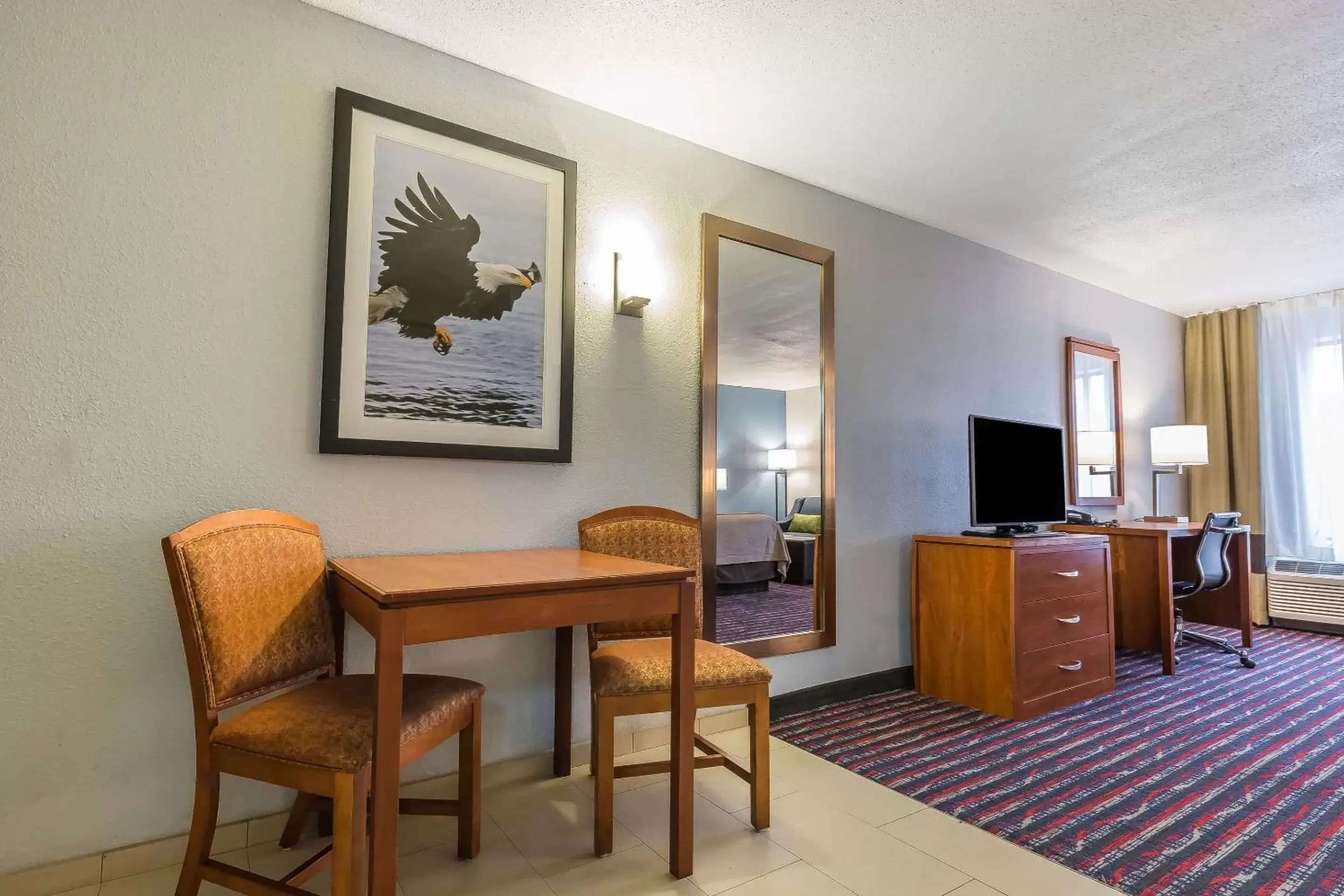 Bedroom, TV/Entertainment Center in Comfort Inn Alton near I-255