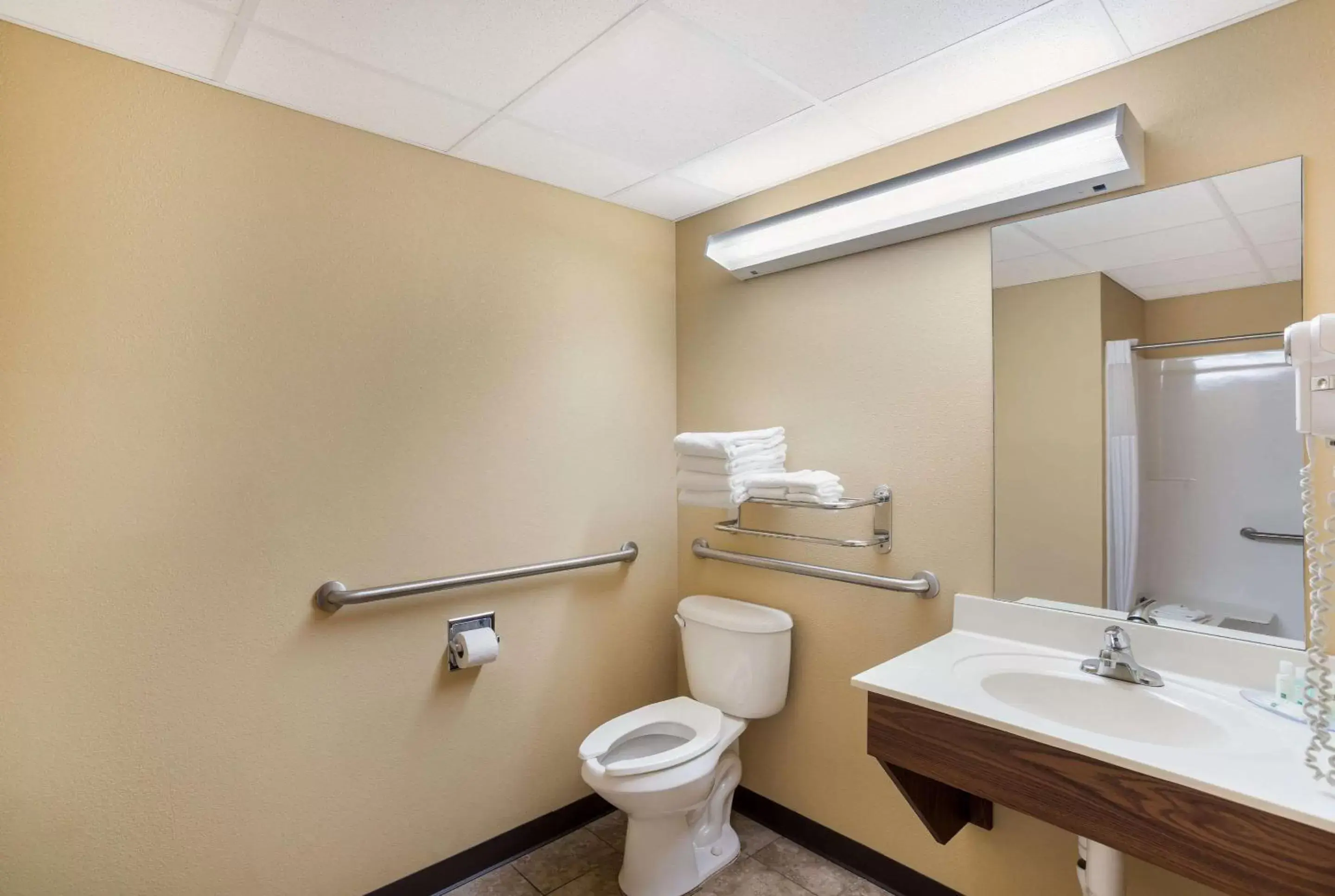 Bedroom, Bathroom in Quality Inn & Suites