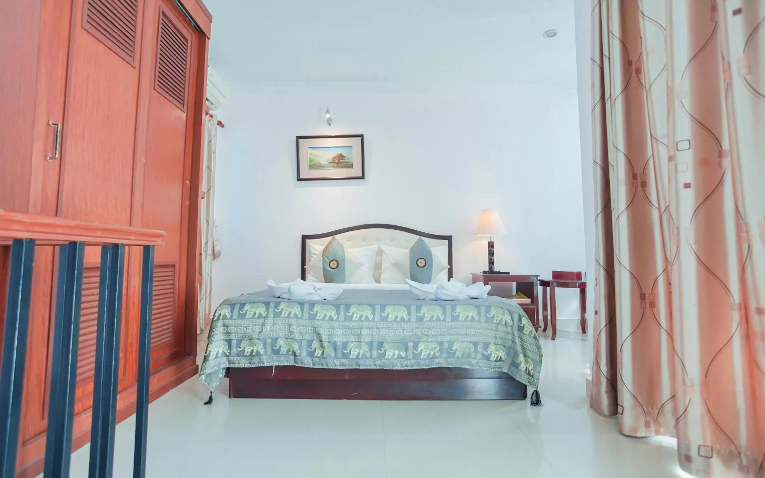 Bathroom, Bed in Silver Mounts Hotel