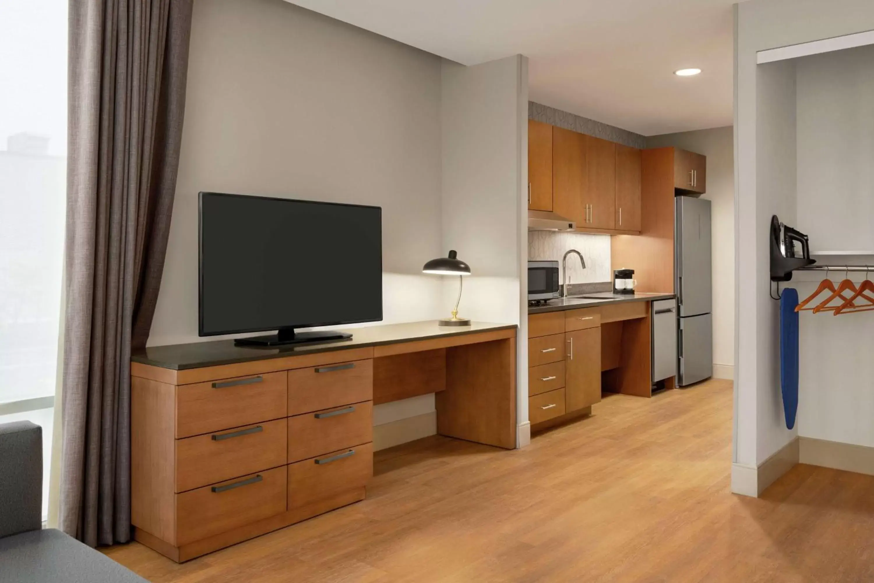 Bedroom, TV/Entertainment Center in Homewood Suites By Hilton Wilmington Downtown