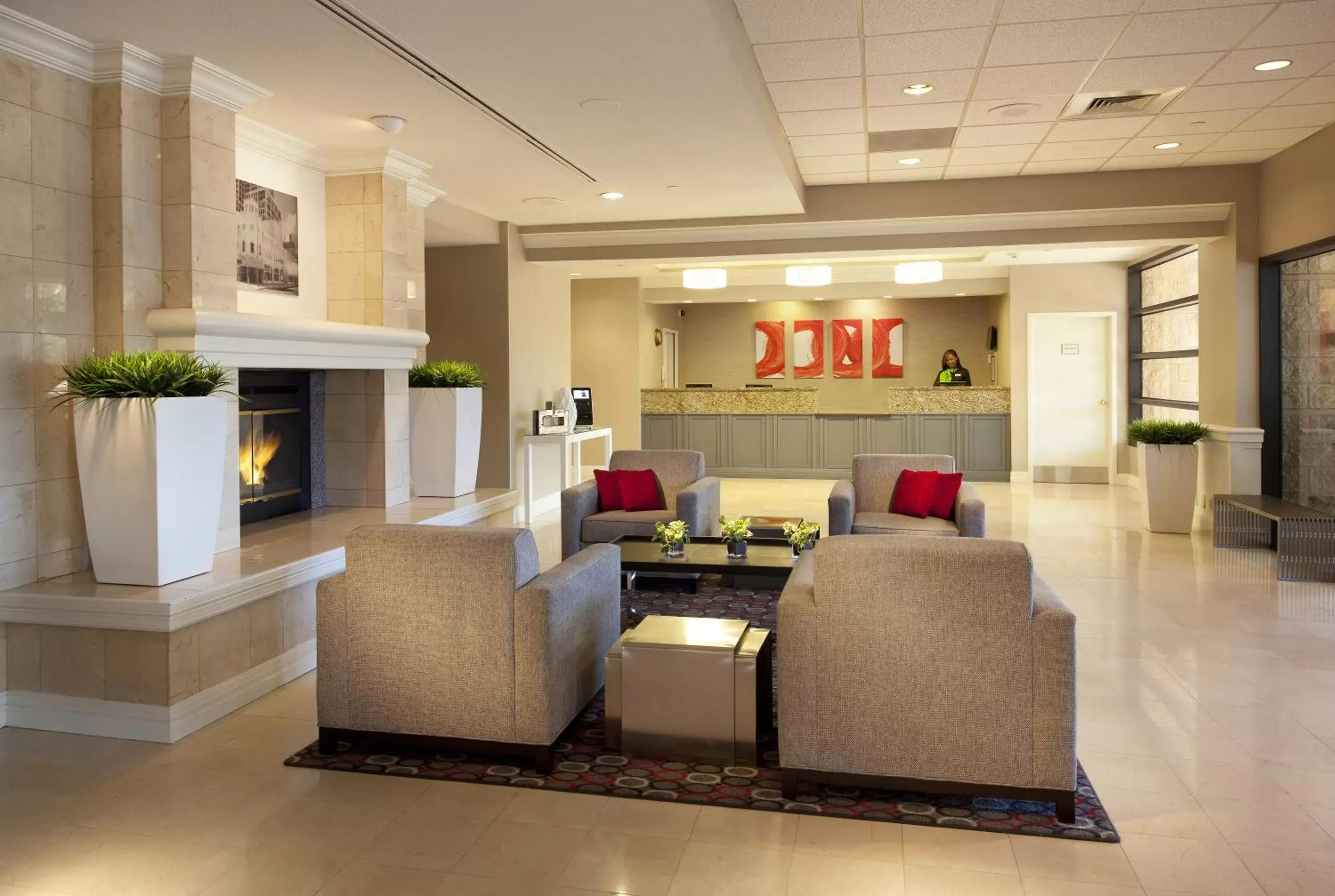 Communal lounge/ TV room, Lobby/Reception in Radisson Hotel Phoenix Airport