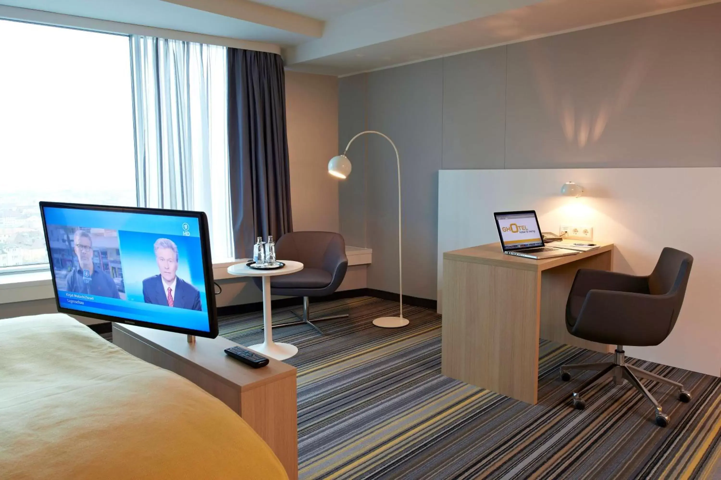 Photo of the whole room, TV/Entertainment Center in GHOTEL hotel & living Würzburg