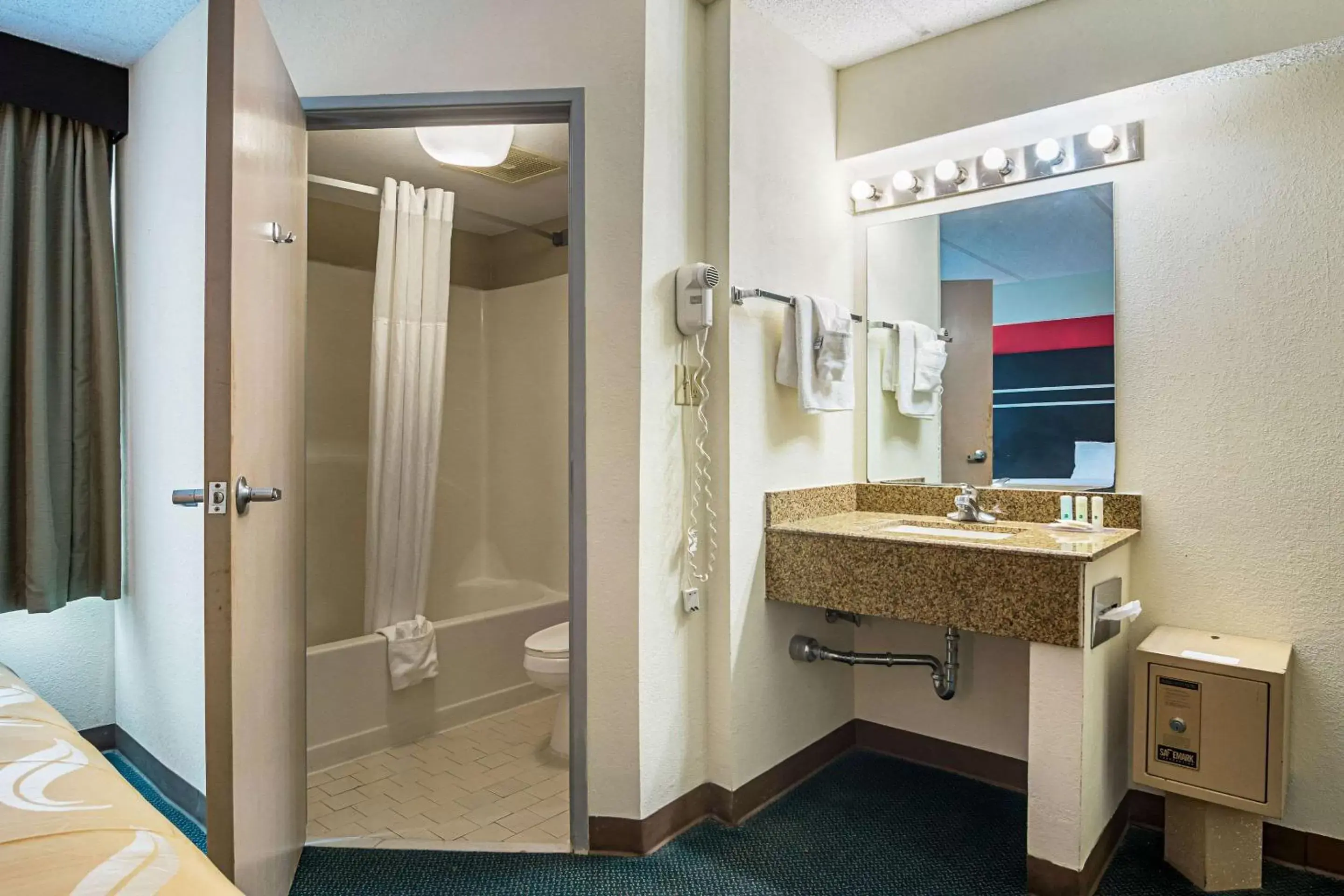 Photo of the whole room, Bathroom in Quality Suites Atlanta Airport East