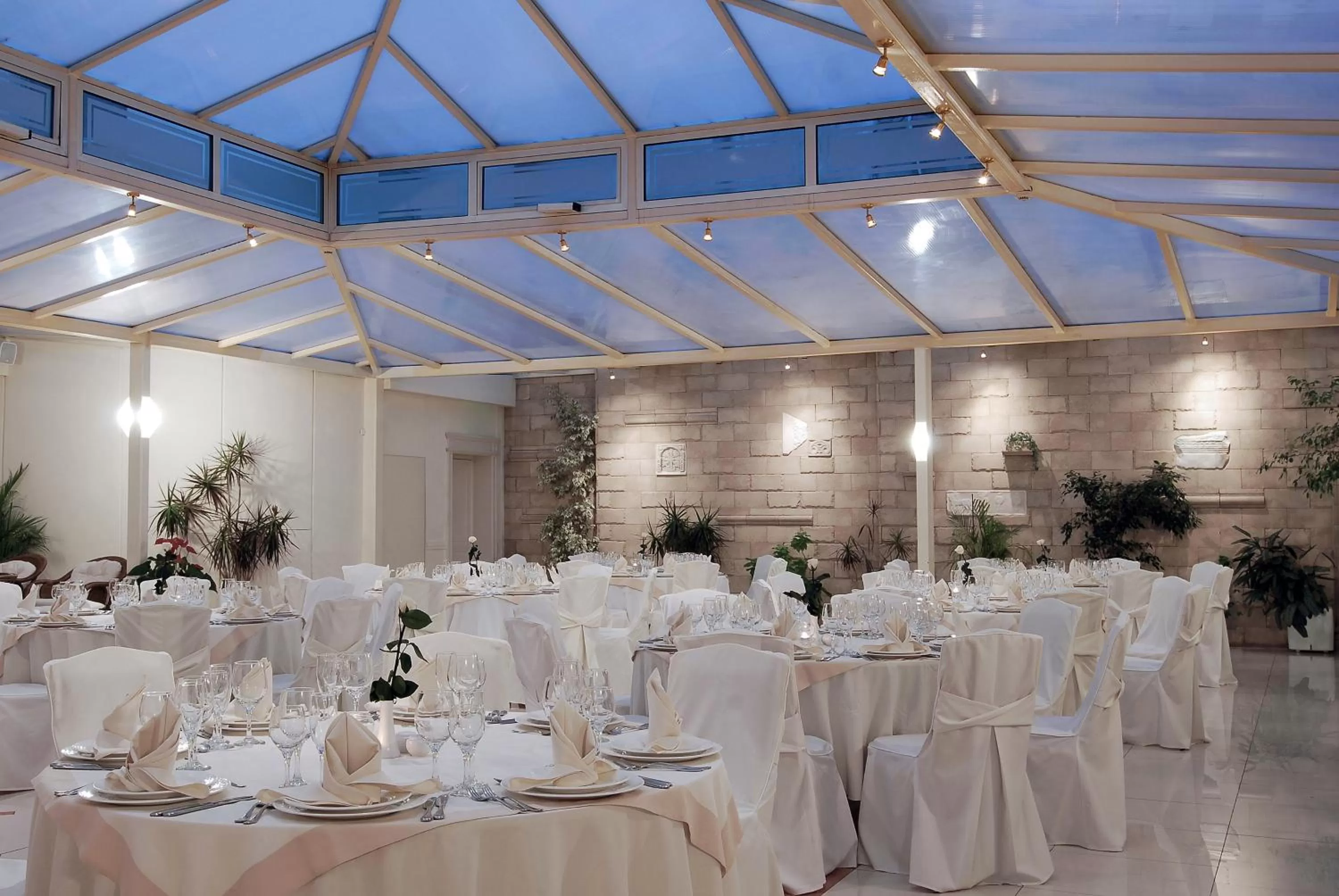 Restaurant/places to eat in Athens Atrium Hotel & Jacuzzi Suites