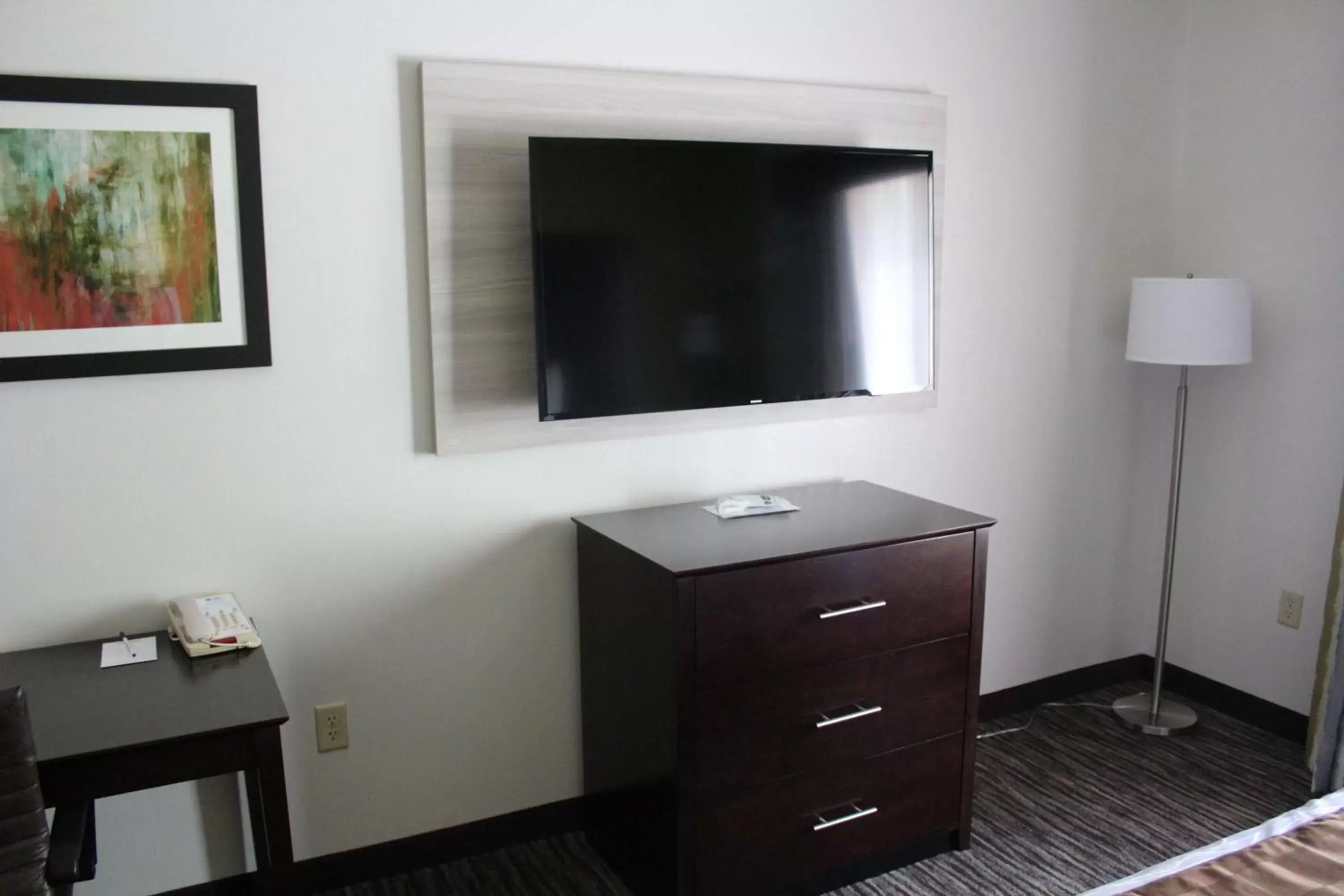 Photo of the whole room, TV/Entertainment Center in Best Western Magnolia Inn and Suites
