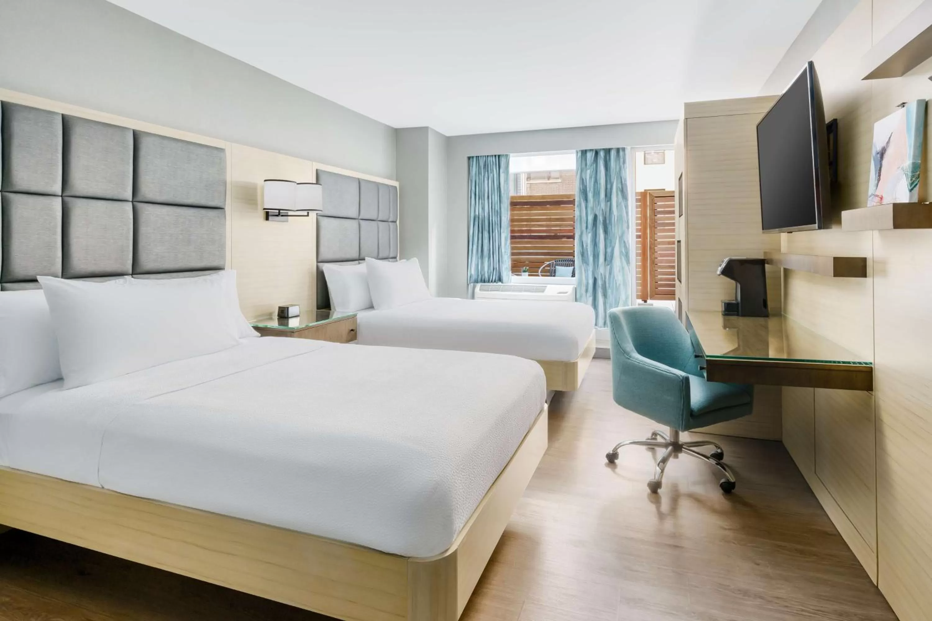 Bedroom, Bed in Hilton Garden Inn New York Times Square North