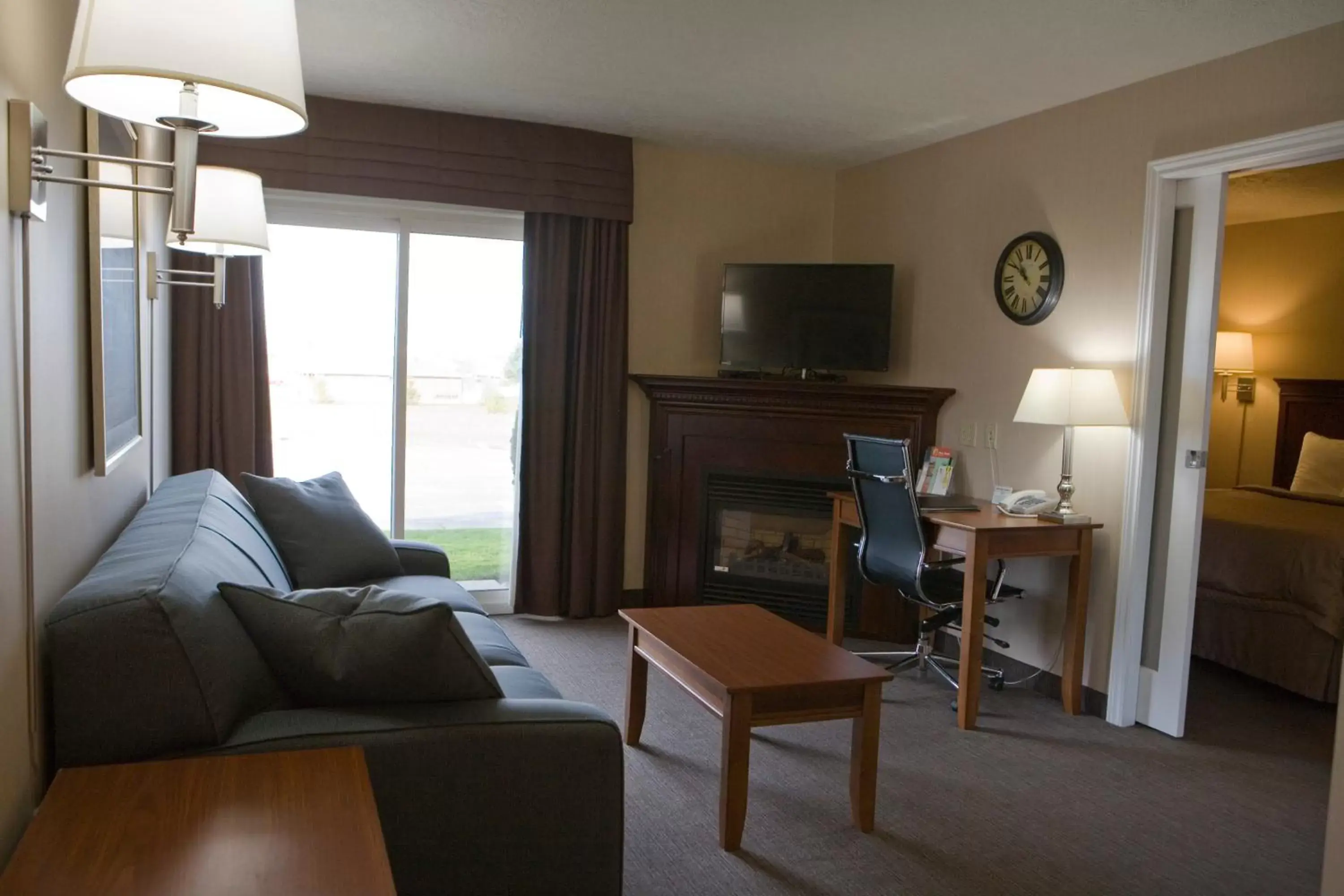 Deluxe King Suite with Park View - Non-Smoking in Super 8 by Wyndham Port Elgin