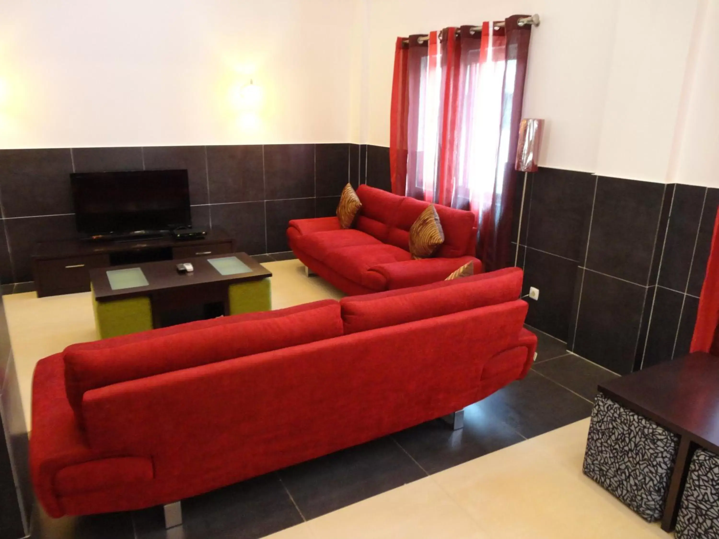 Communal lounge/ TV room, Seating Area in Inn Luanda