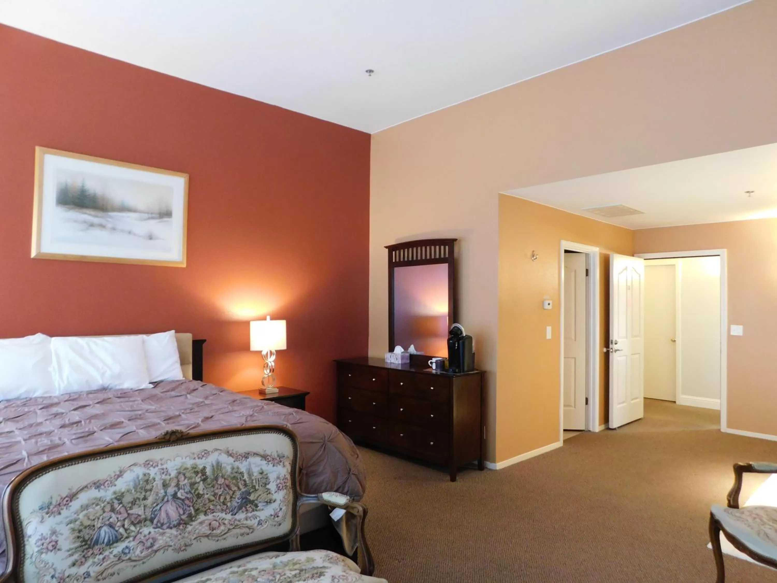 Bed in Freeport Wine Country Inn