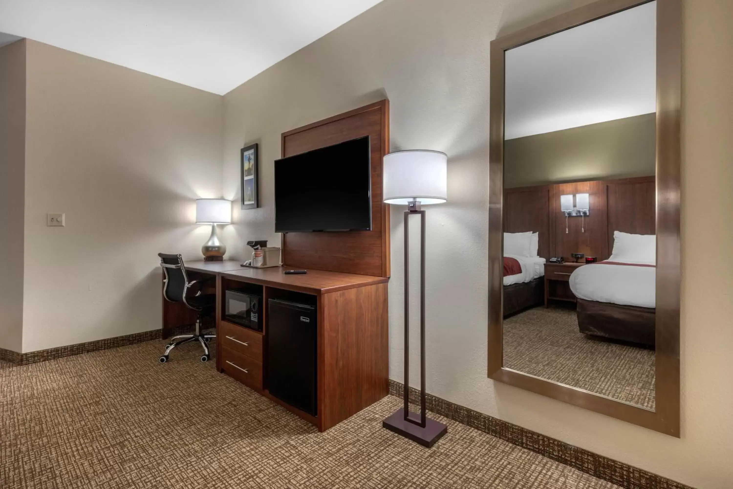 Bedroom, TV/Entertainment Center in Comfort Inn & Suites Montgomery East Carmichael Rd