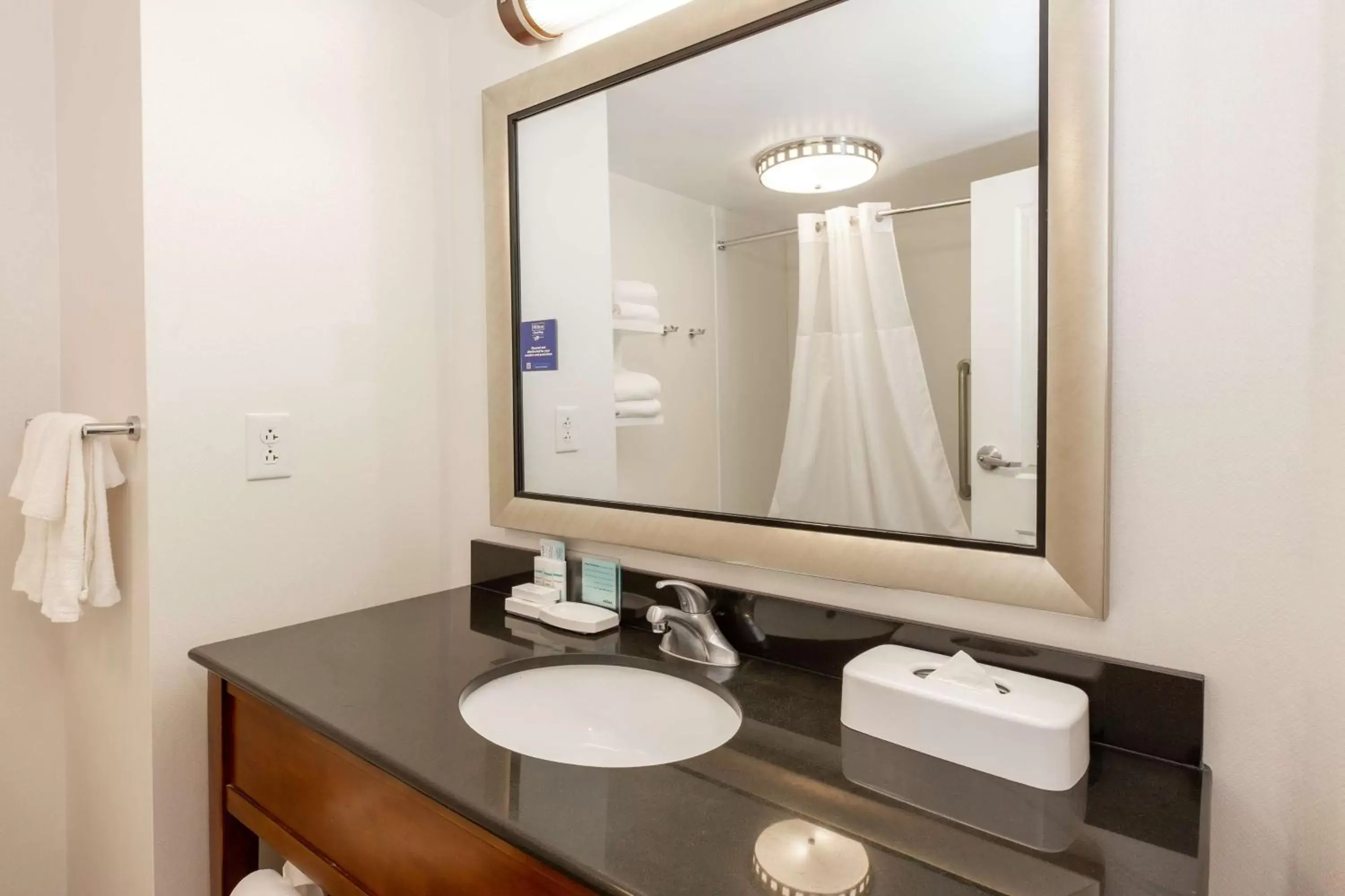 Bathroom in Hampton Inn & Suites Raleigh/Cary I-40 (PNC Arena)