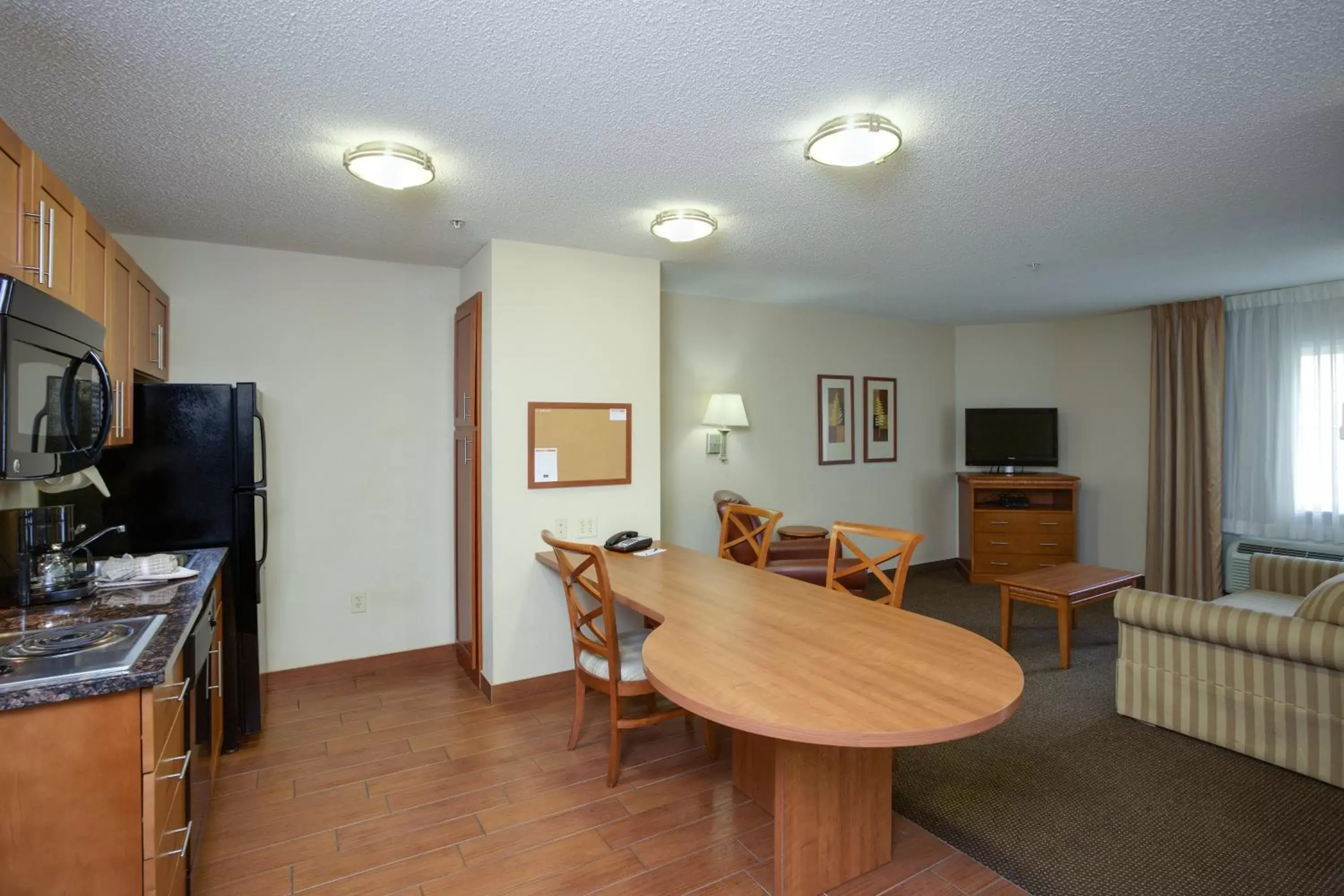 Bedroom, TV/Entertainment Center in Candlewood Suites Richmond Airport, an IHG Hotel