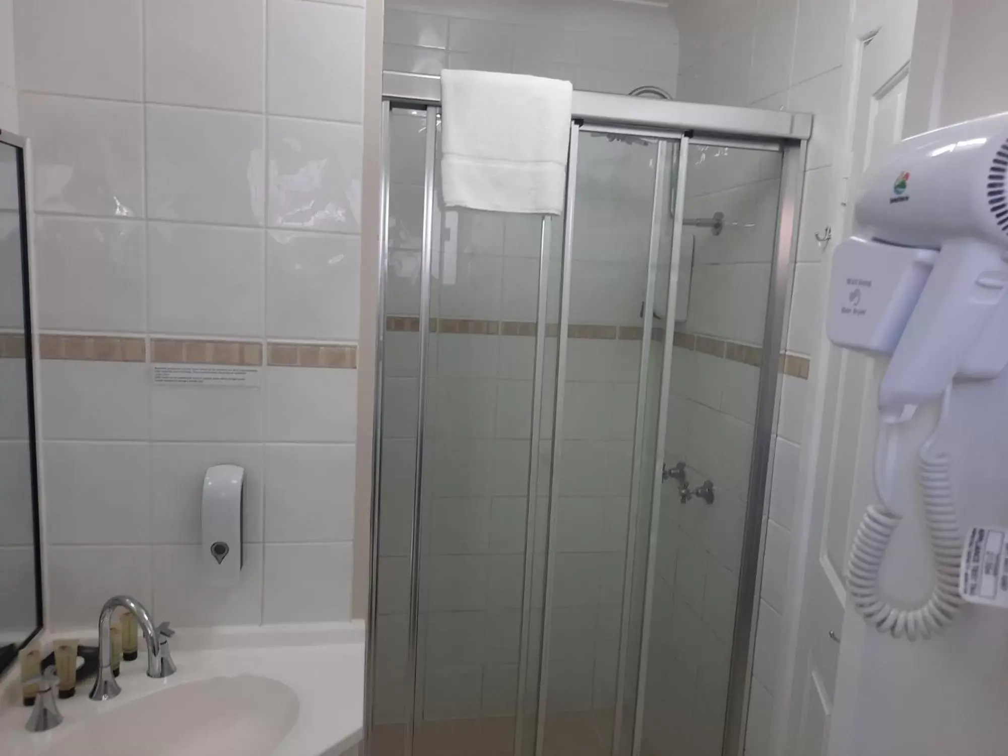 Shower, Bathroom in Cleveland Motor Inn