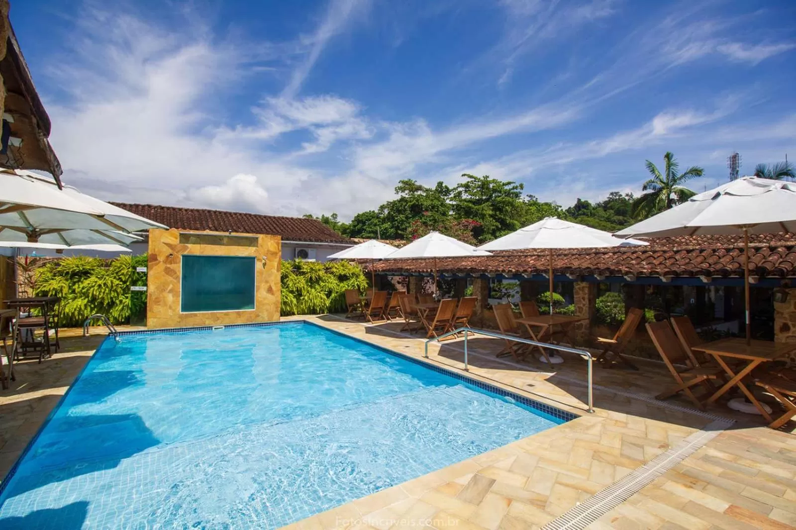 Swimming pool in Pousada Aconchego