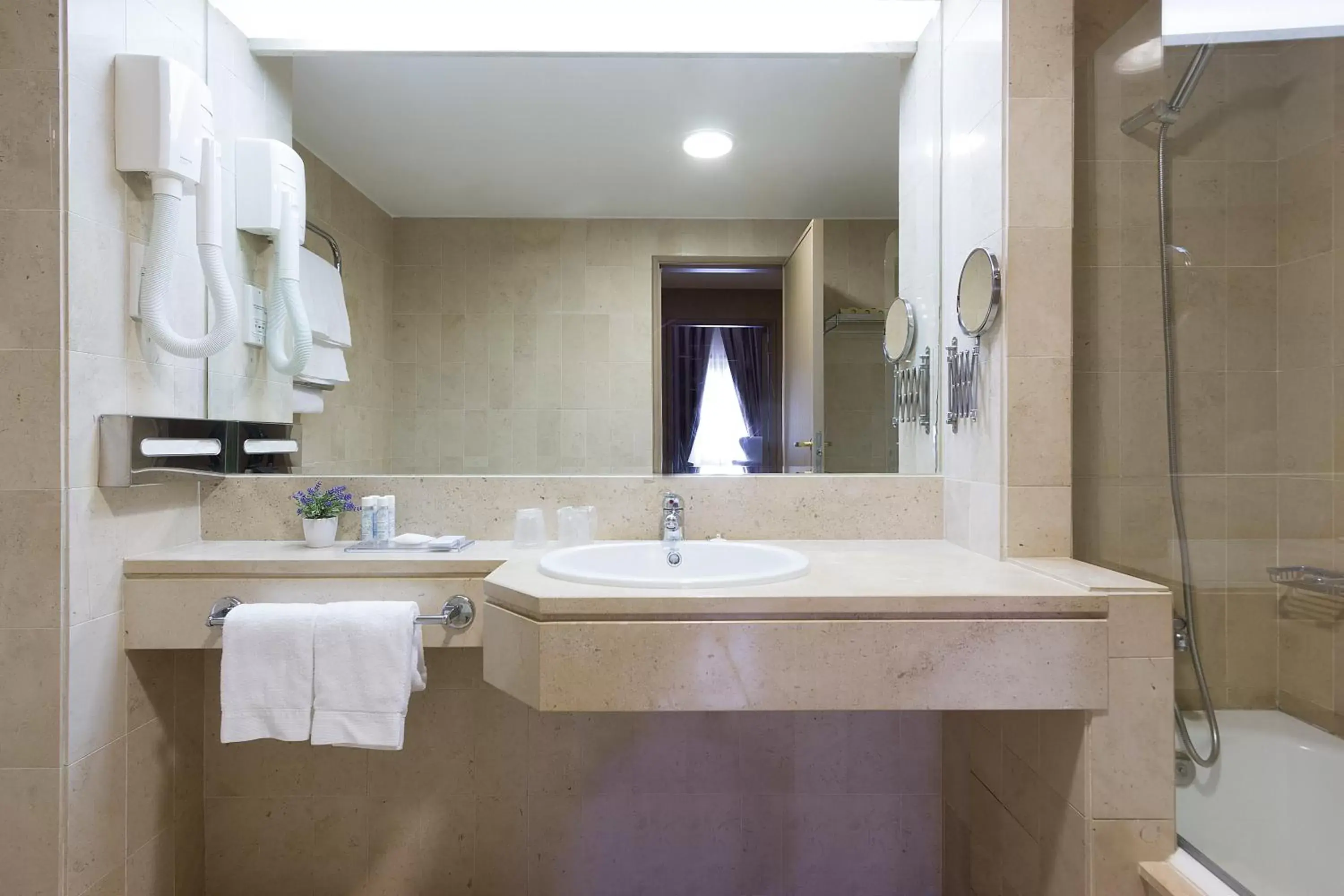 Bathroom in Hotel Meira