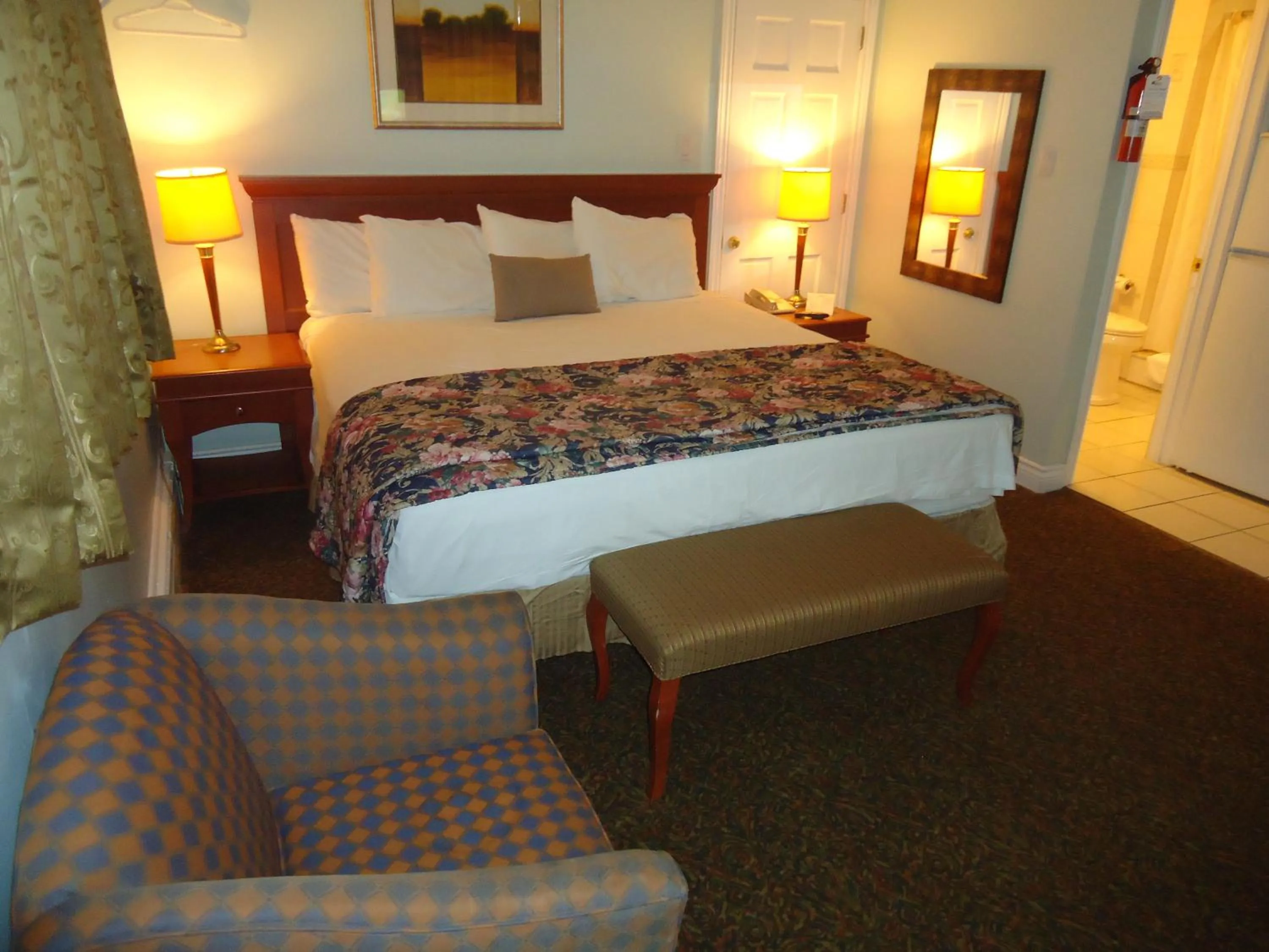 Seating area, Bed in Bayside Inn & Waterfront Suites