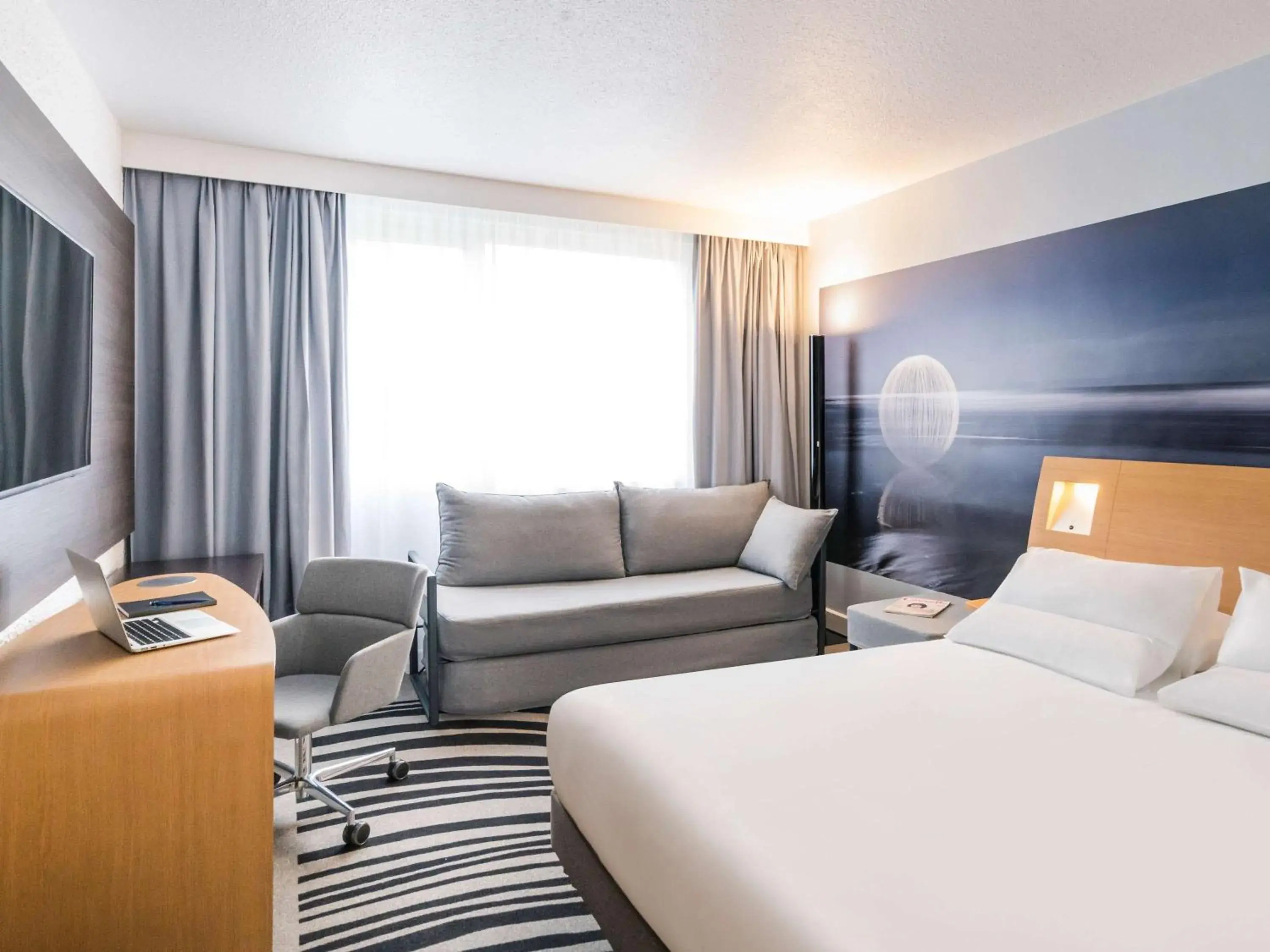 Photo of the whole room in Novotel Paris Saclay