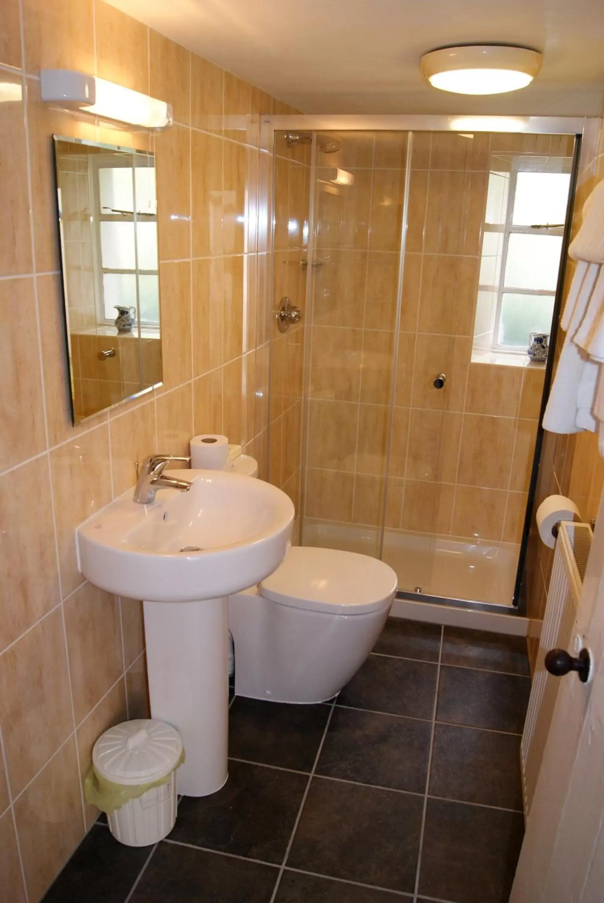 Bathroom in Selkirk Arms Hotel