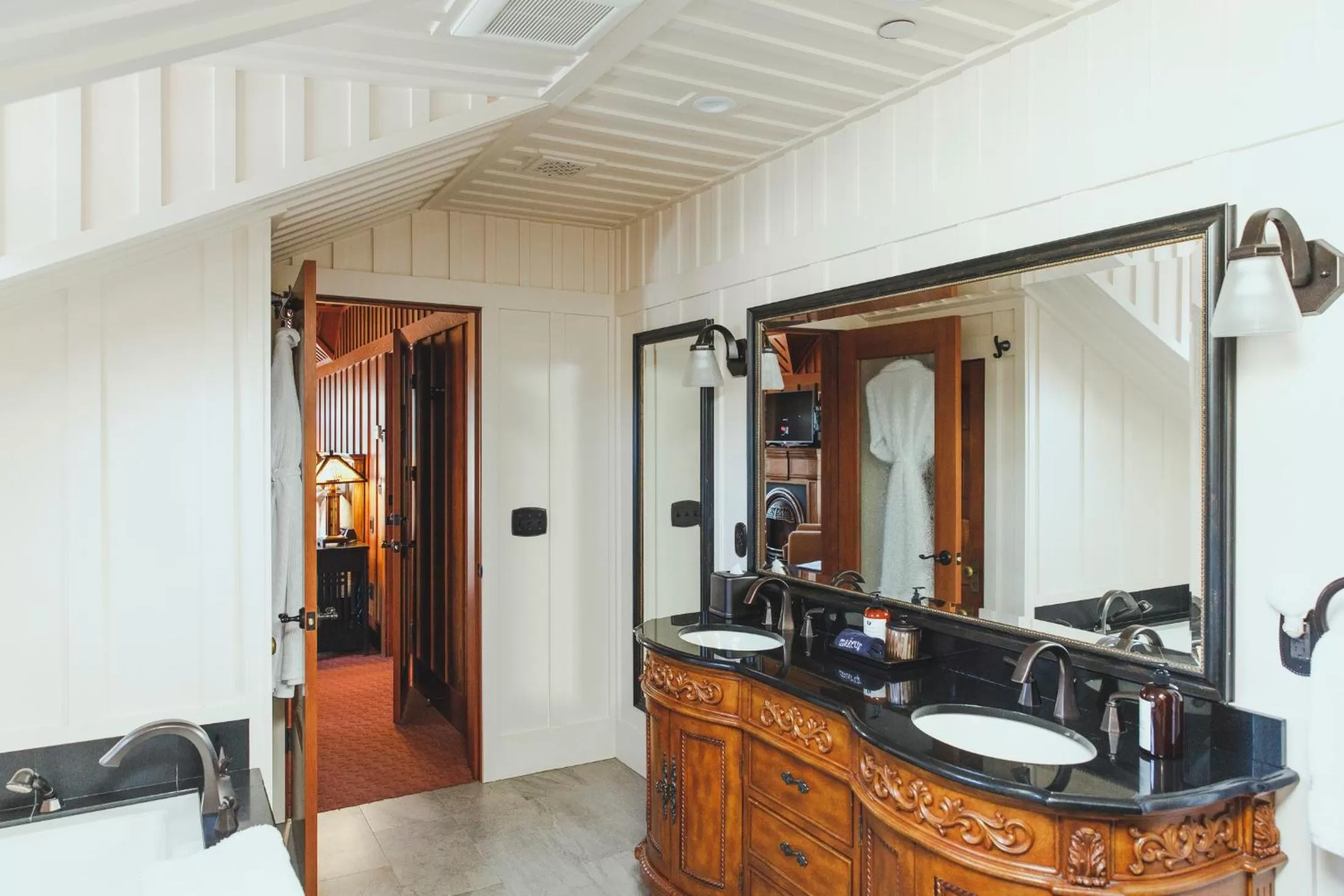 Bathroom in Noyo Harbor Inn