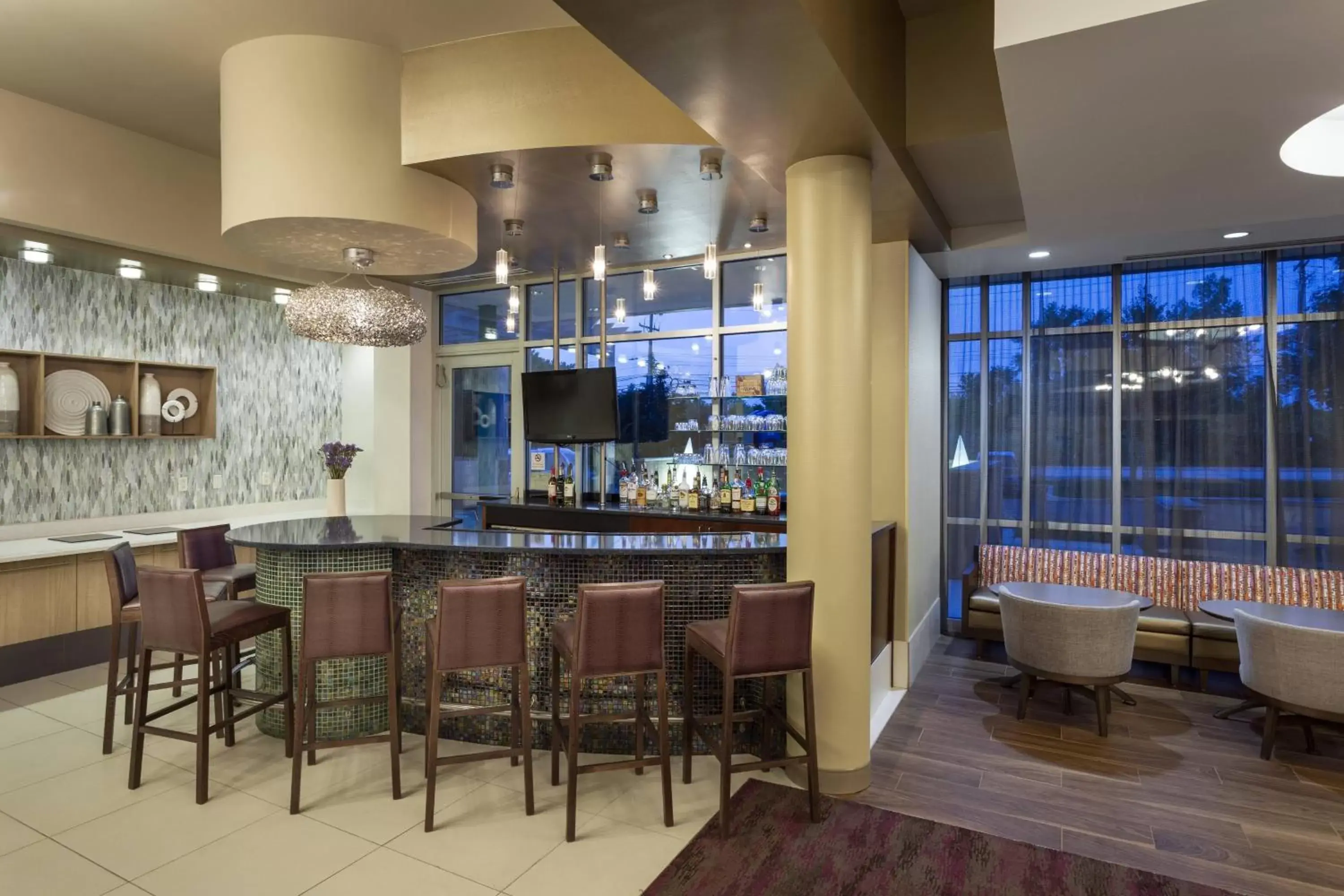 Lobby or reception, Lounge/Bar in SpringHill Suites by Marriott Philadelphia Airport / Ridley Park