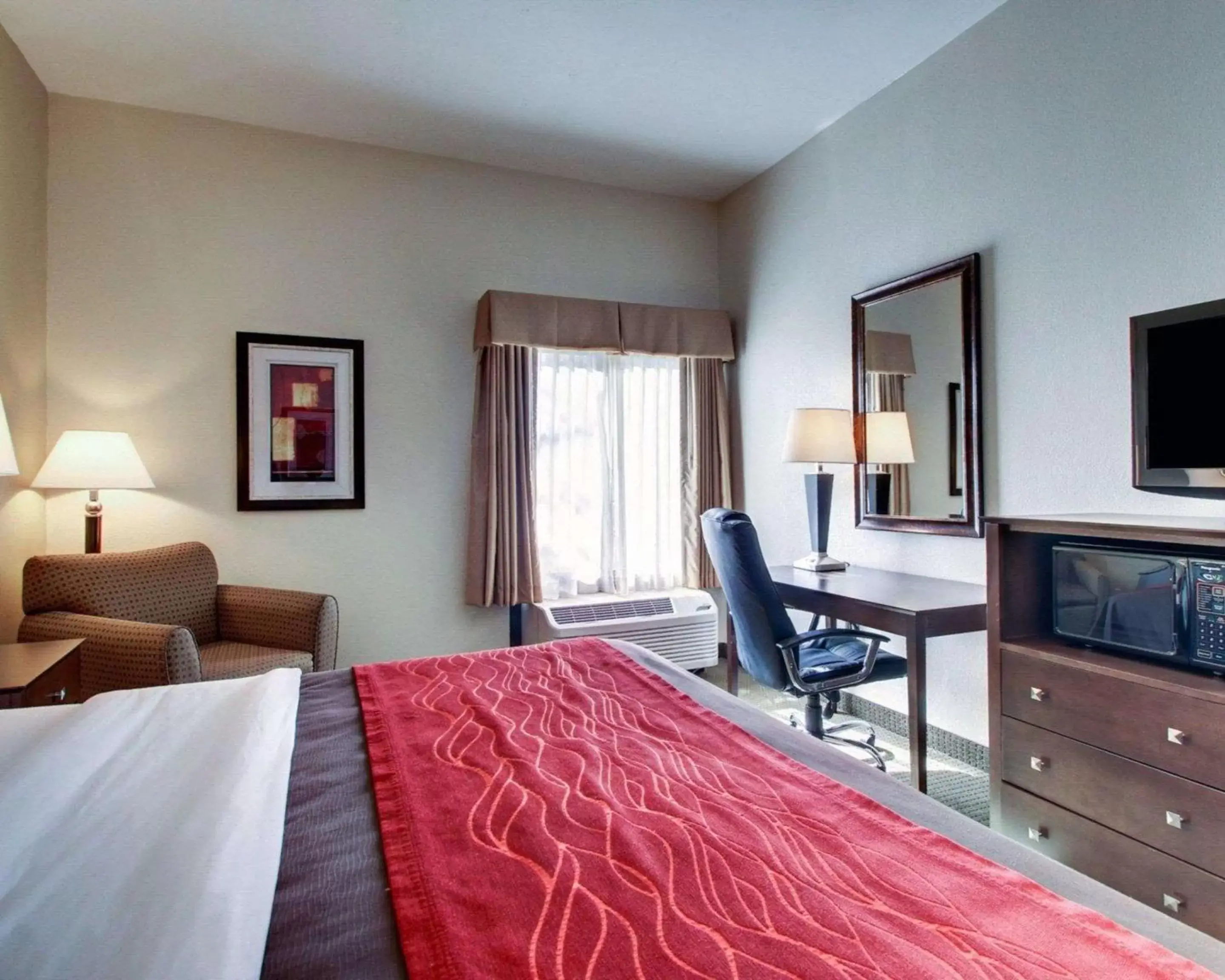 Photo of the whole room, TV/Entertainment Center in Comfort Inn Moss Point Pascagoula