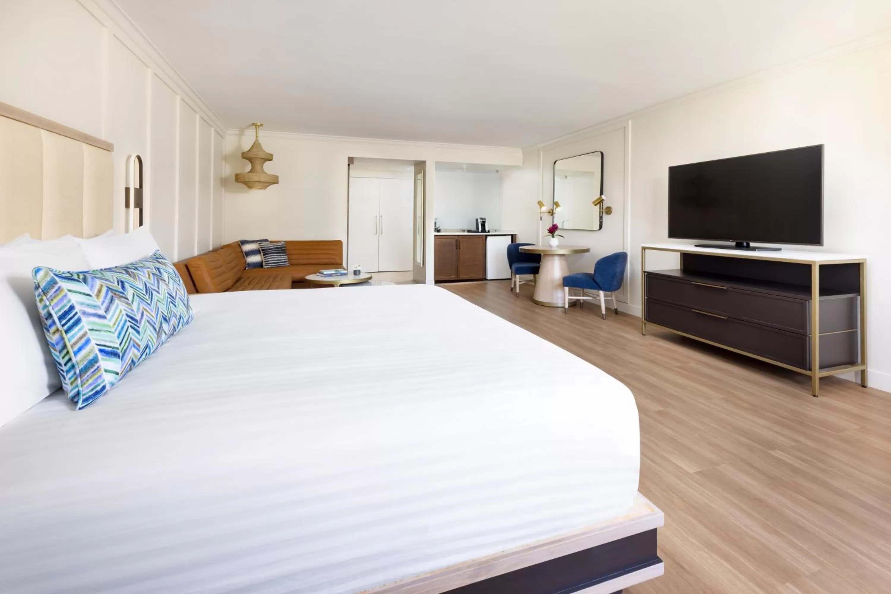 TV and multimedia, Bed in The Anza-a Calabasas Hotel