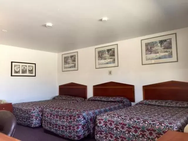 Photo of the whole room, Bed in Maple Inn and Suites Los Banos