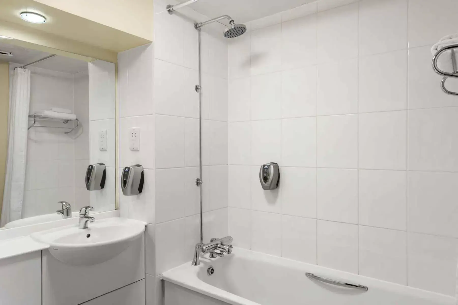 Bathroom in Days Inn Chesterfield - Tibshelf