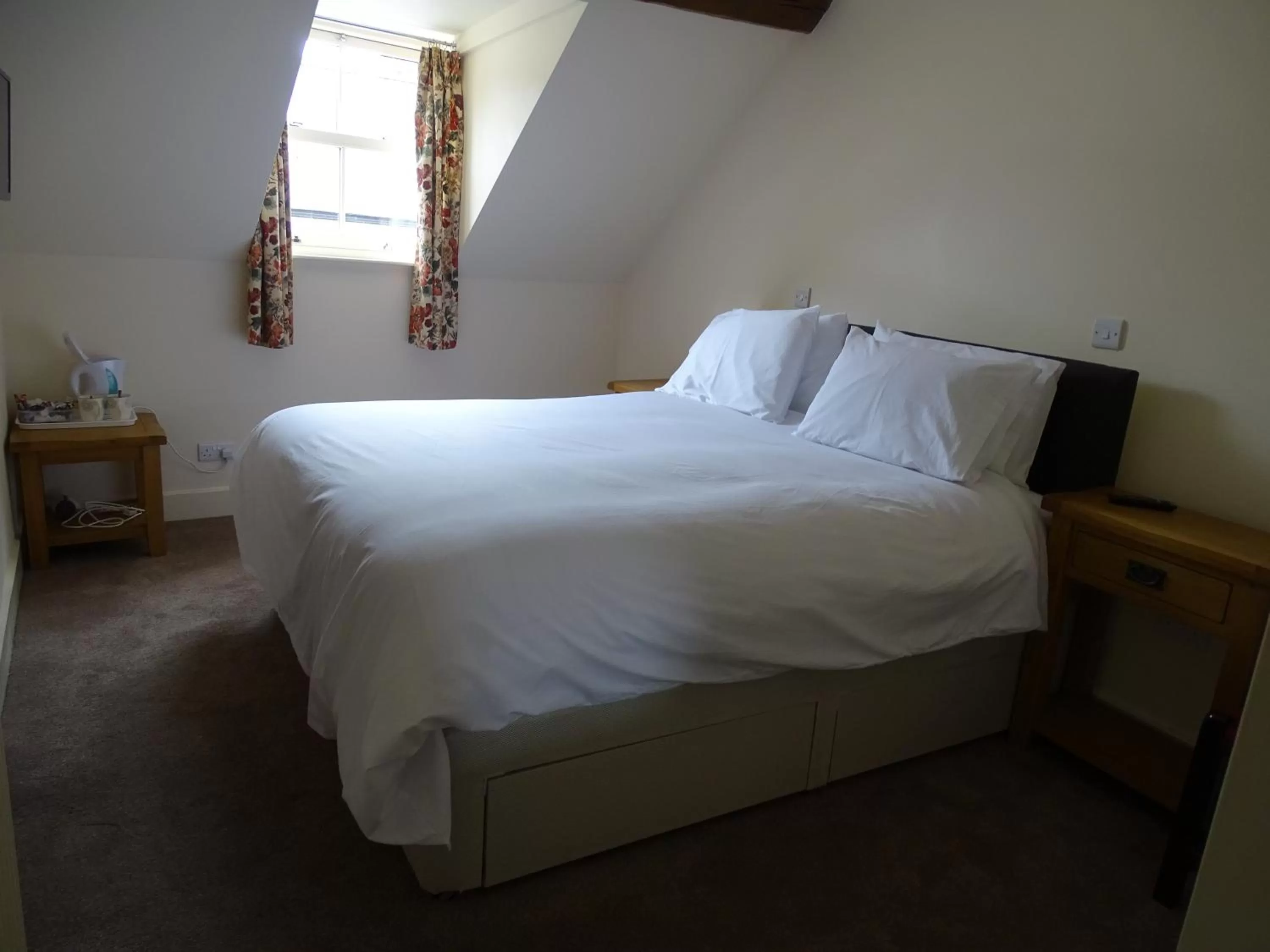 Bedroom, Bed in Ellesmere Hotel
