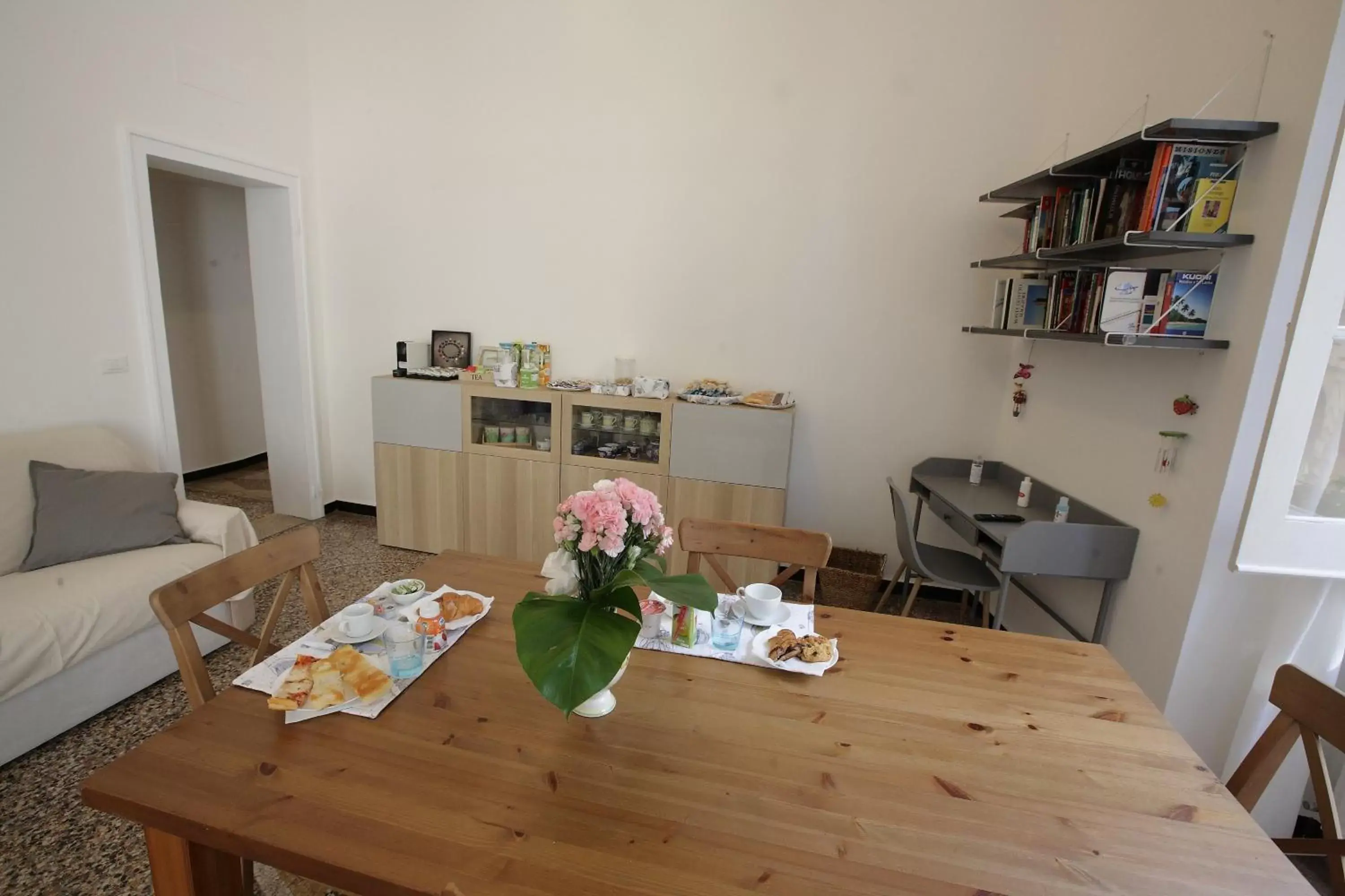 Seating area, Dining Area in HOT AIR BALLOONS B&B