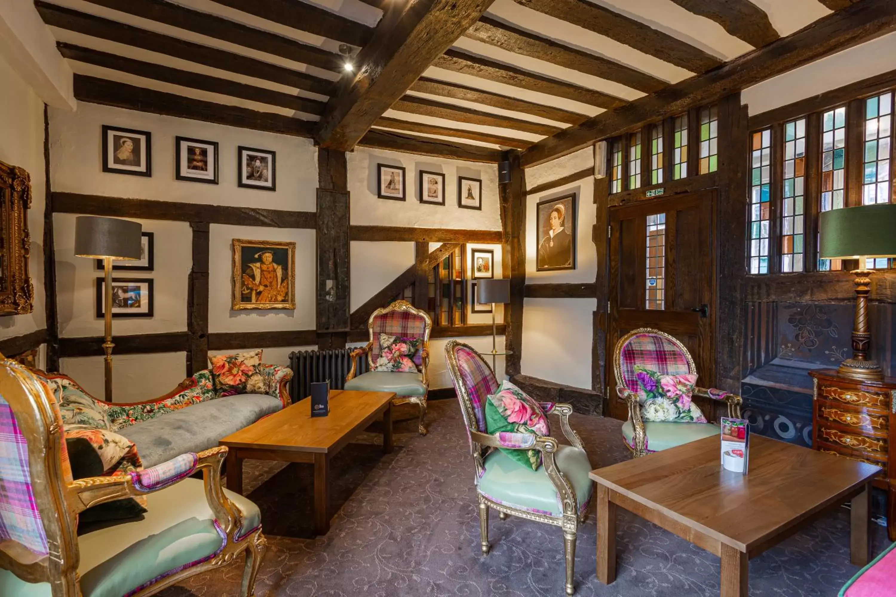 Lounge or bar, Restaurant/Places to Eat in The White Horse Hotel, Romsey, Hampshire