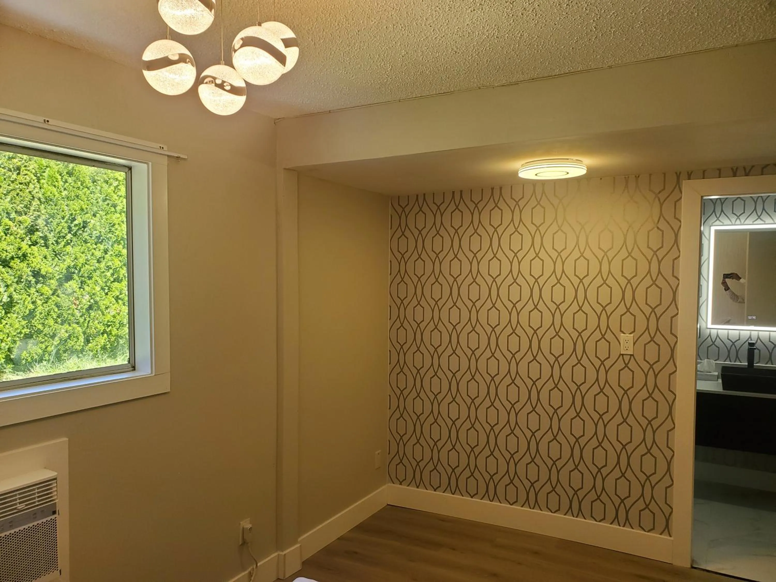 Living room, Bed in Alpine Inn Abbotsford