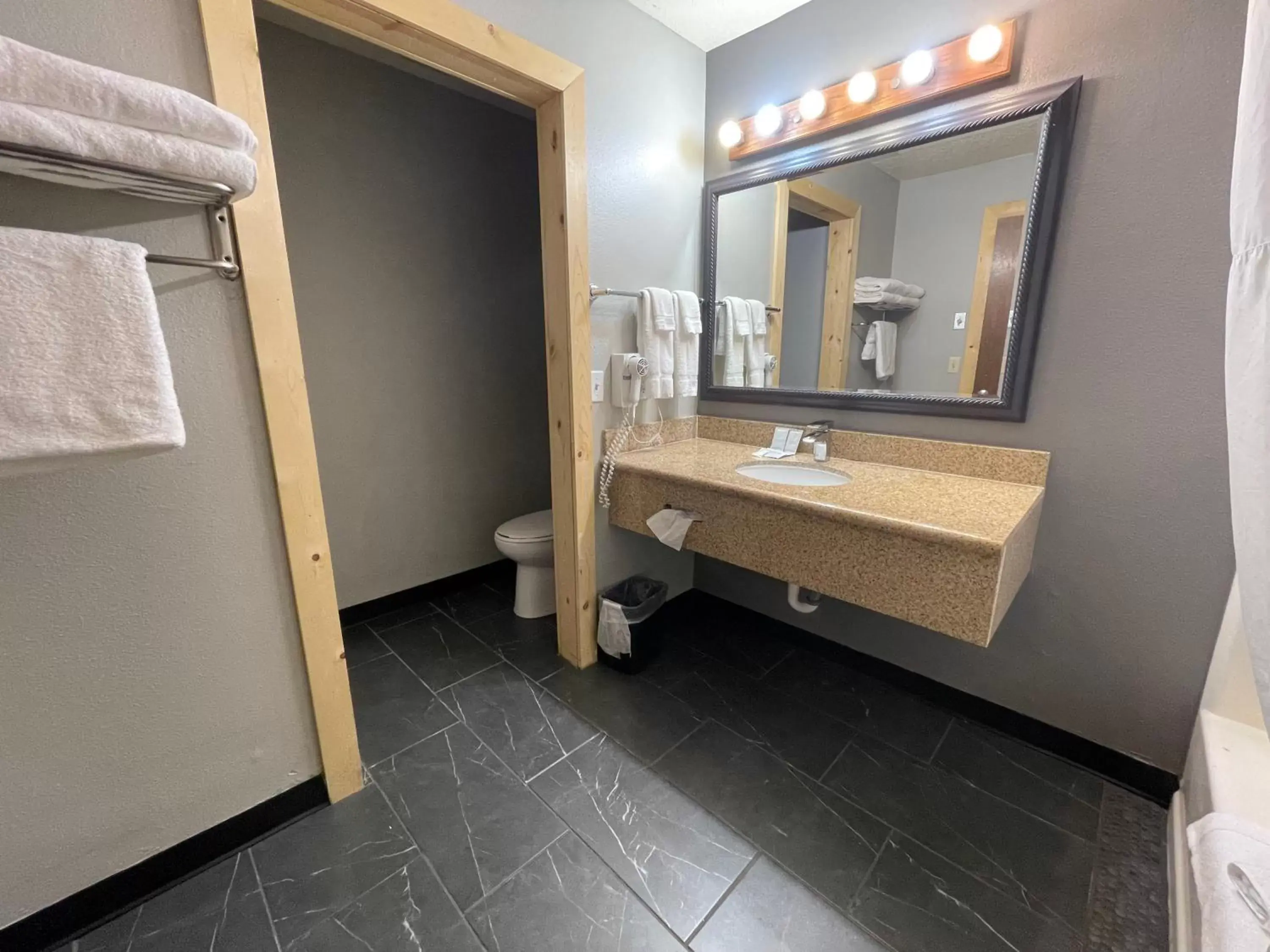 Bathroom in Sunnyside Inn and Suites