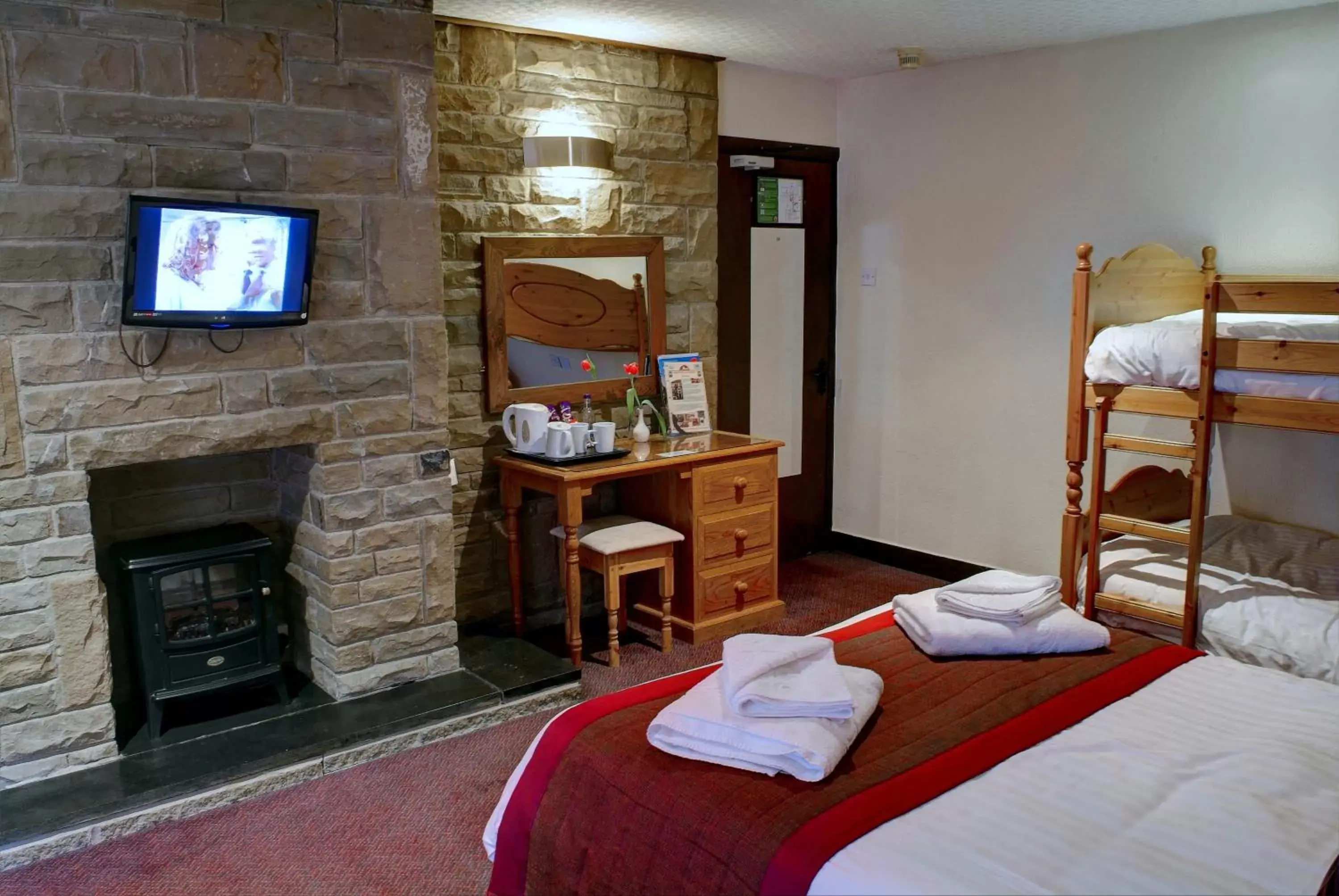 Bedroom, TV/Entertainment Center in The Old White Lion Hotel