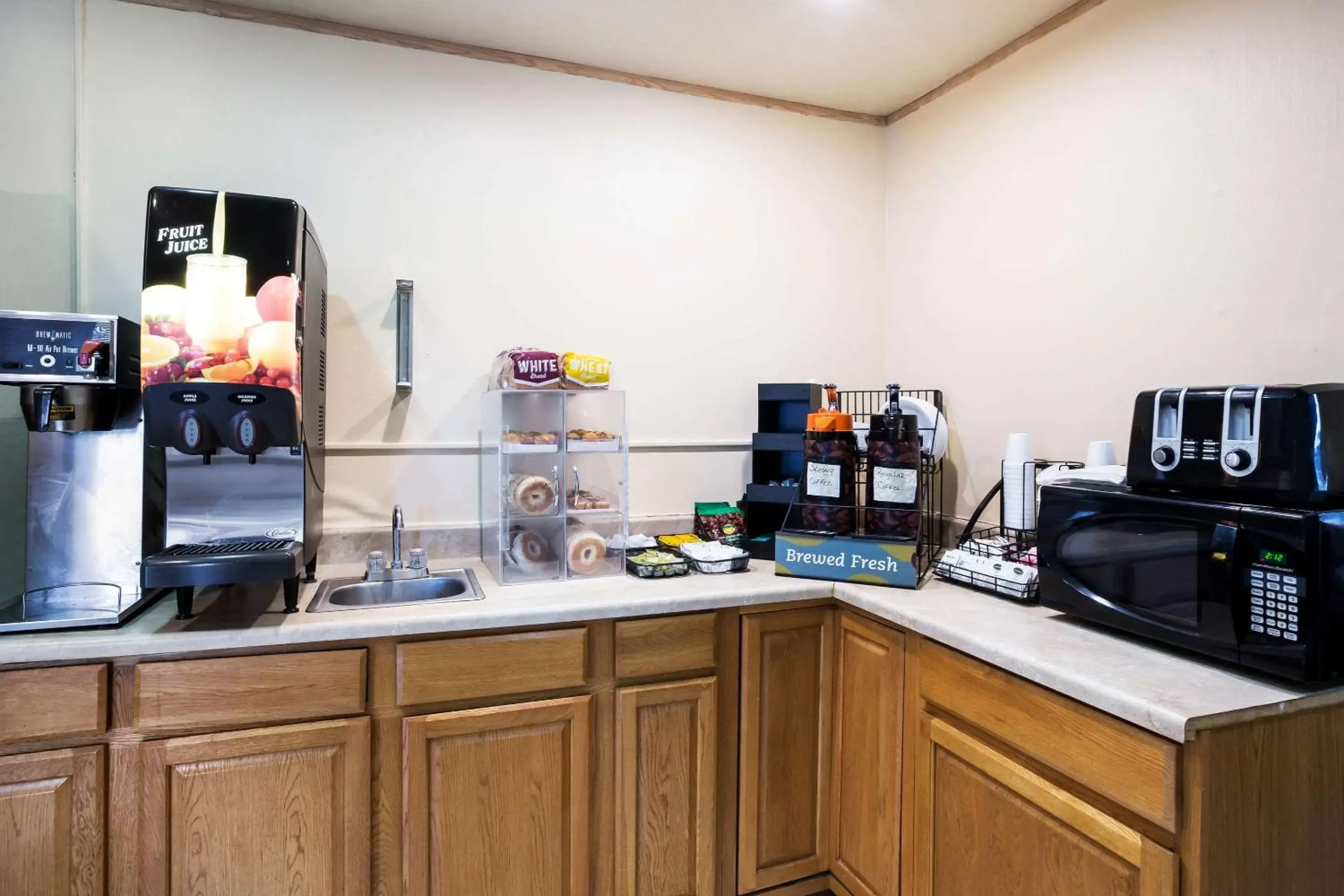 Restaurant/places to eat, Kitchen/Kitchenette in Rodeway Inn Sergeant Bluff - Sioux City