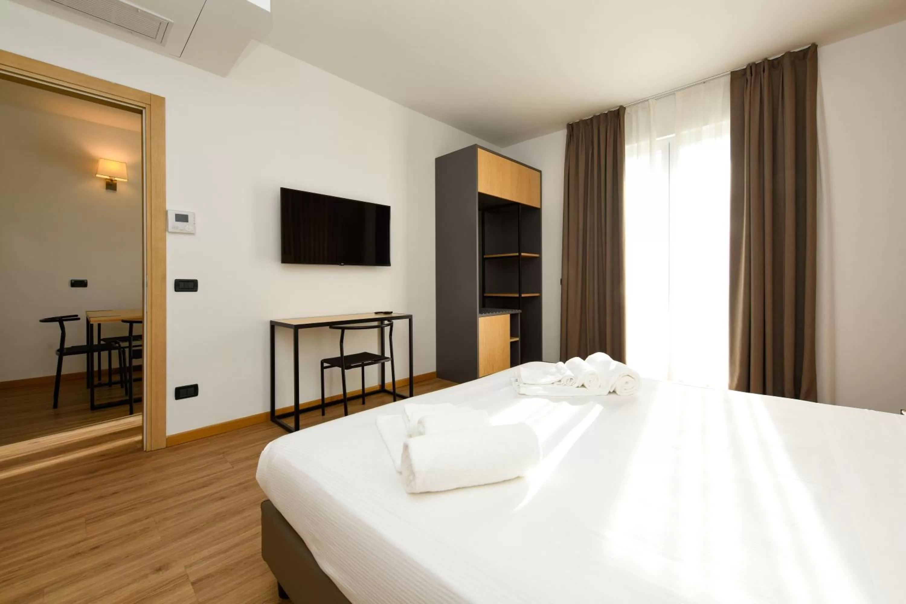TV and multimedia, Bed in Hotel Arya by Mauro