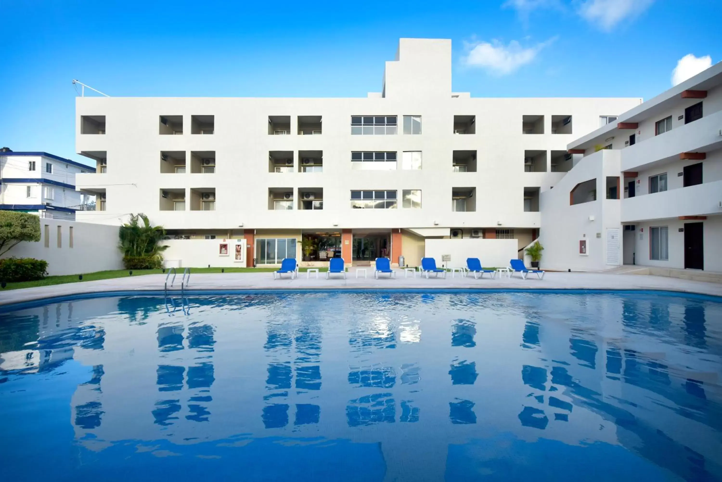 Swimming pool, Property Building in Hotel Bonampak