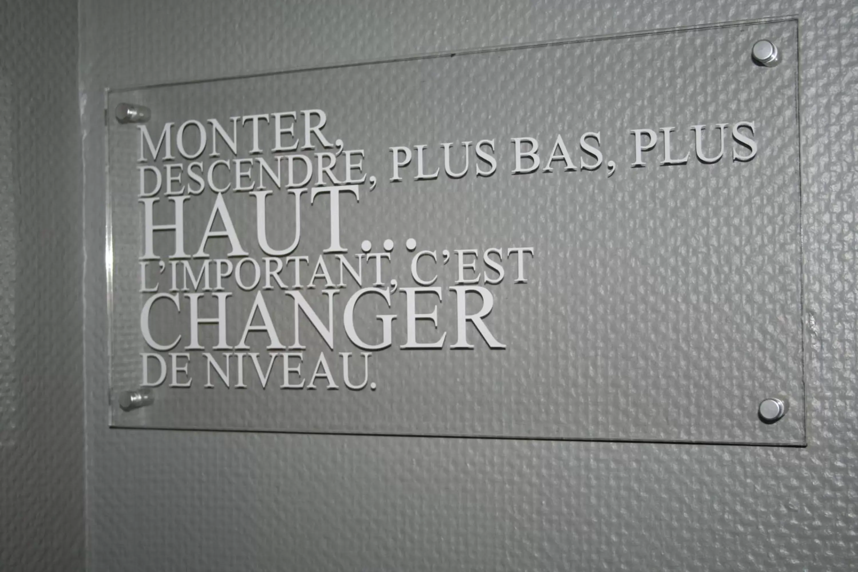 Text overlay in Kyriad Hotel Dijon Gare