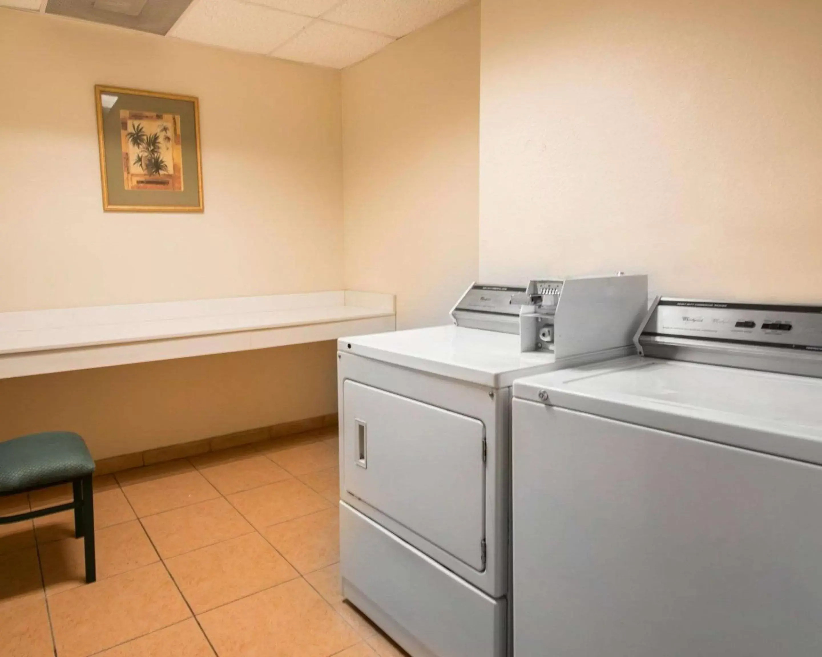 On site, Kitchen/Kitchenette in Comfort Suites Fort Pierce I-95