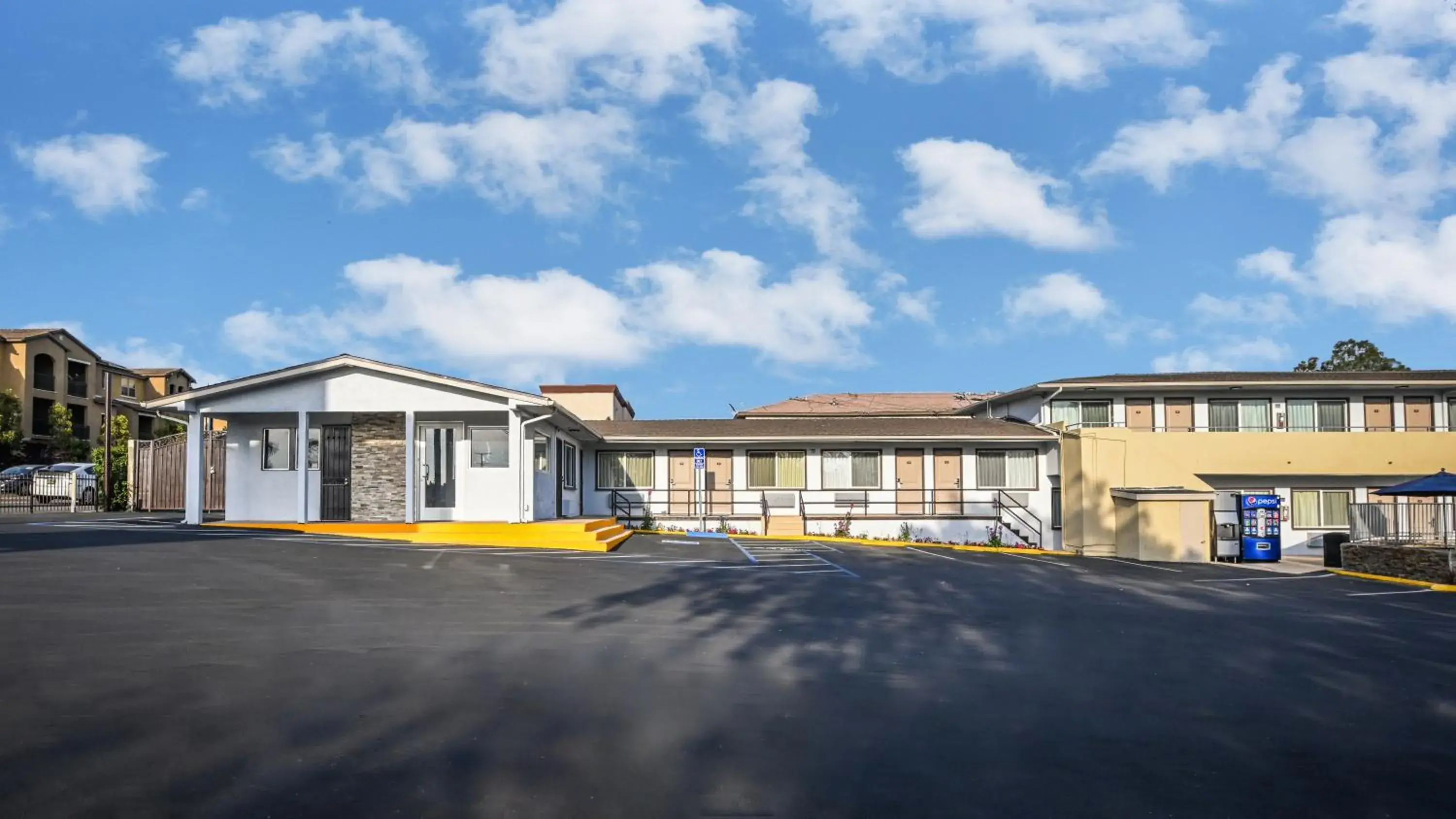 Property building in Sea Rock Inn - Long Beach Property building in Sea Rock Inn - Long Beach