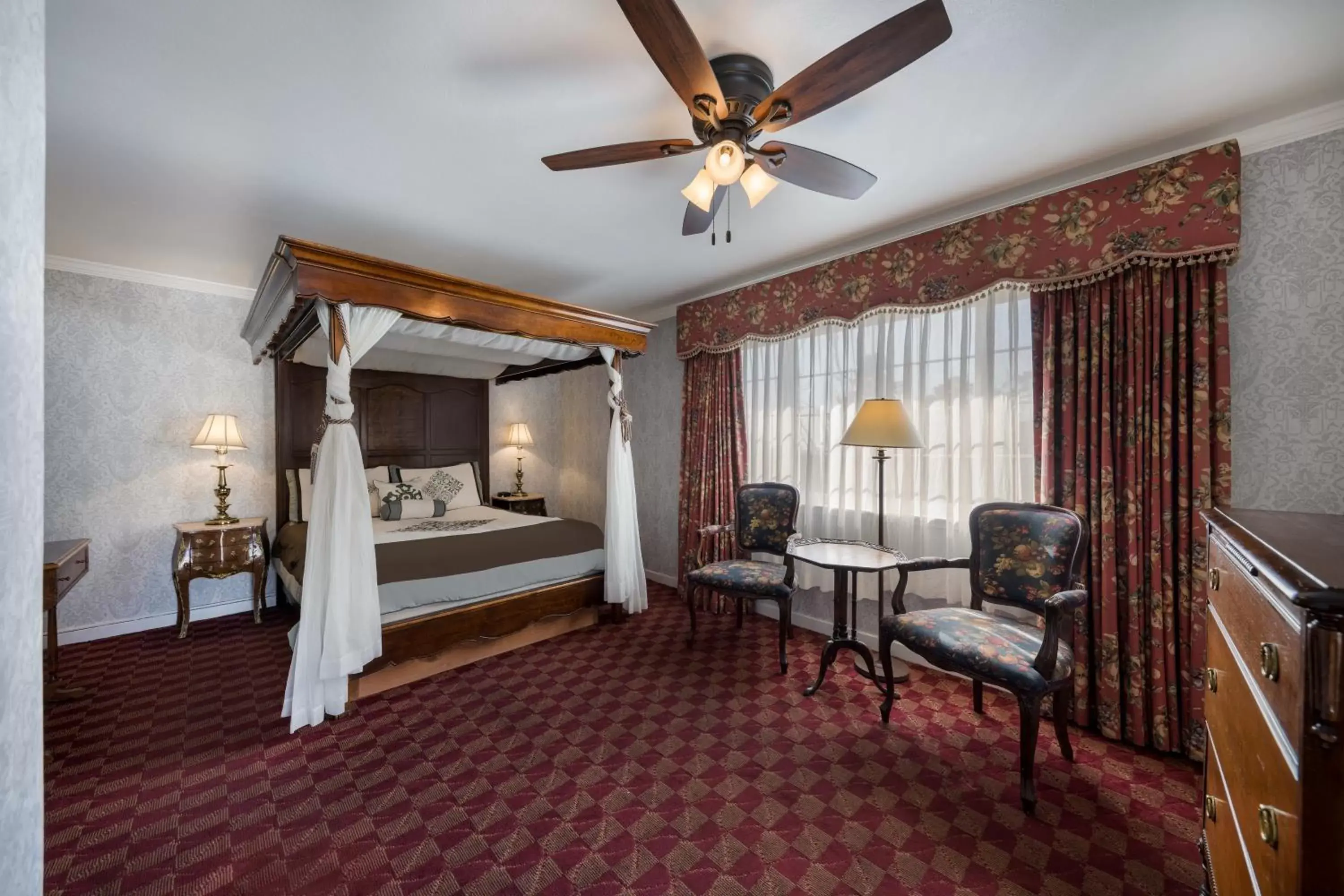 Bedroom, Seating Area in Carmel Inn & Suites