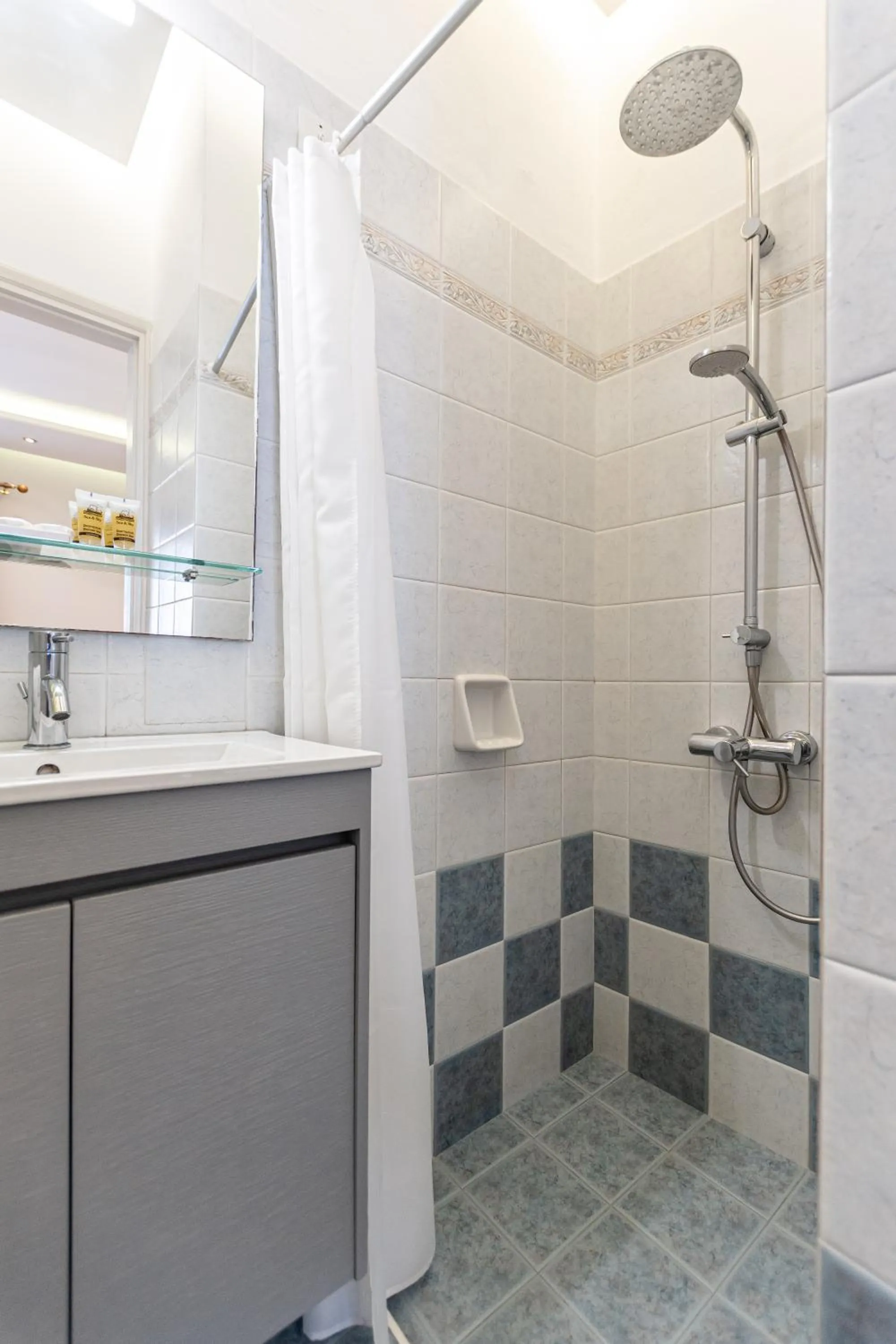 Shower in Hotel Palatia