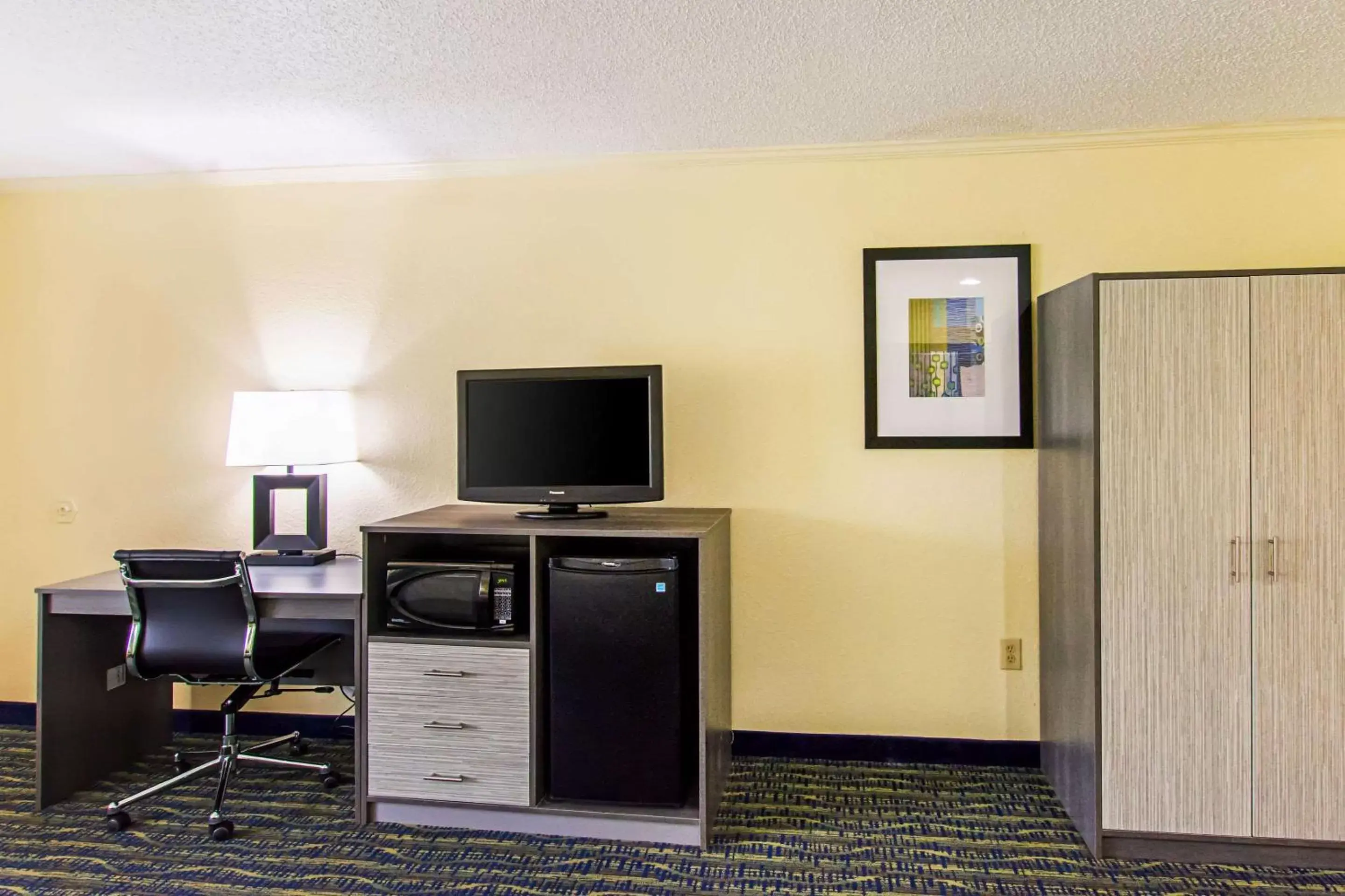 Photo of the whole room, TV/Entertainment Center in Quality Inn & Suites Civic Center